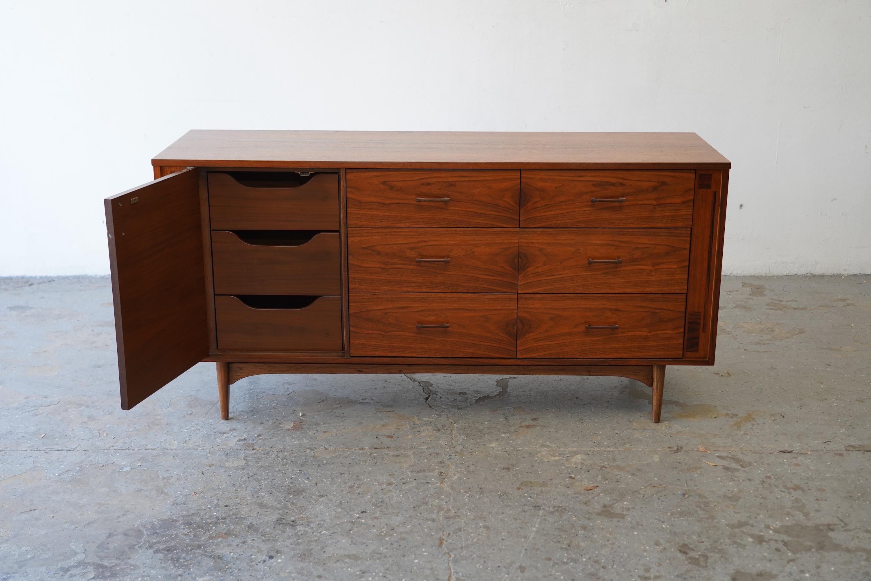 Comò Credenza Kroehler in noce di metà secolo con accenti in palissandro in vendita 1
