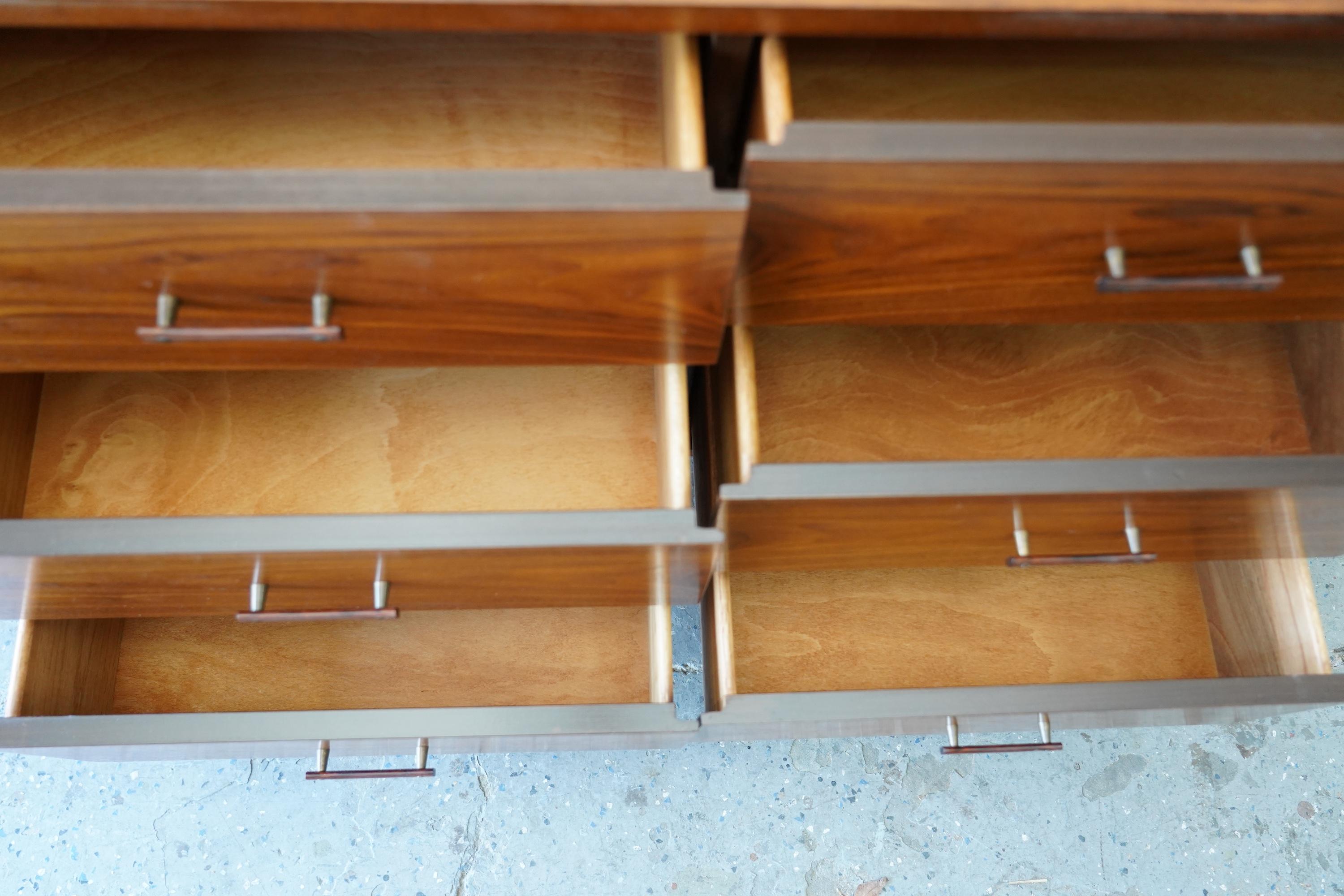 Comò Credenza Kroehler in noce di metà secolo con accenti in palissandro in vendita 2