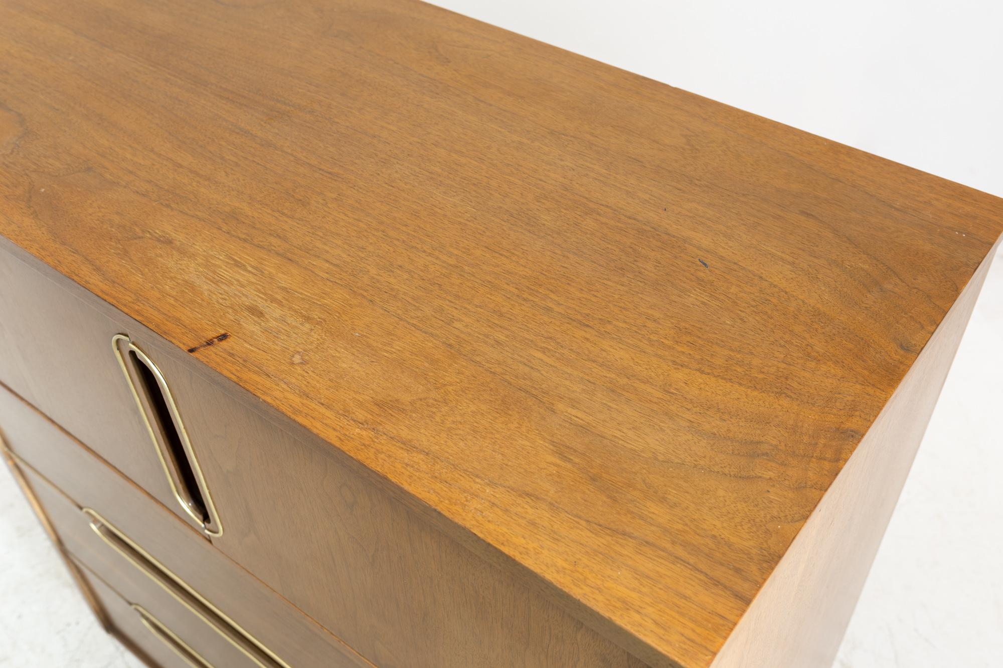 Kroehler Mid Century Walnut & Brass 5 Drawer Highboy Dresser In Good Condition In Countryside, IL
