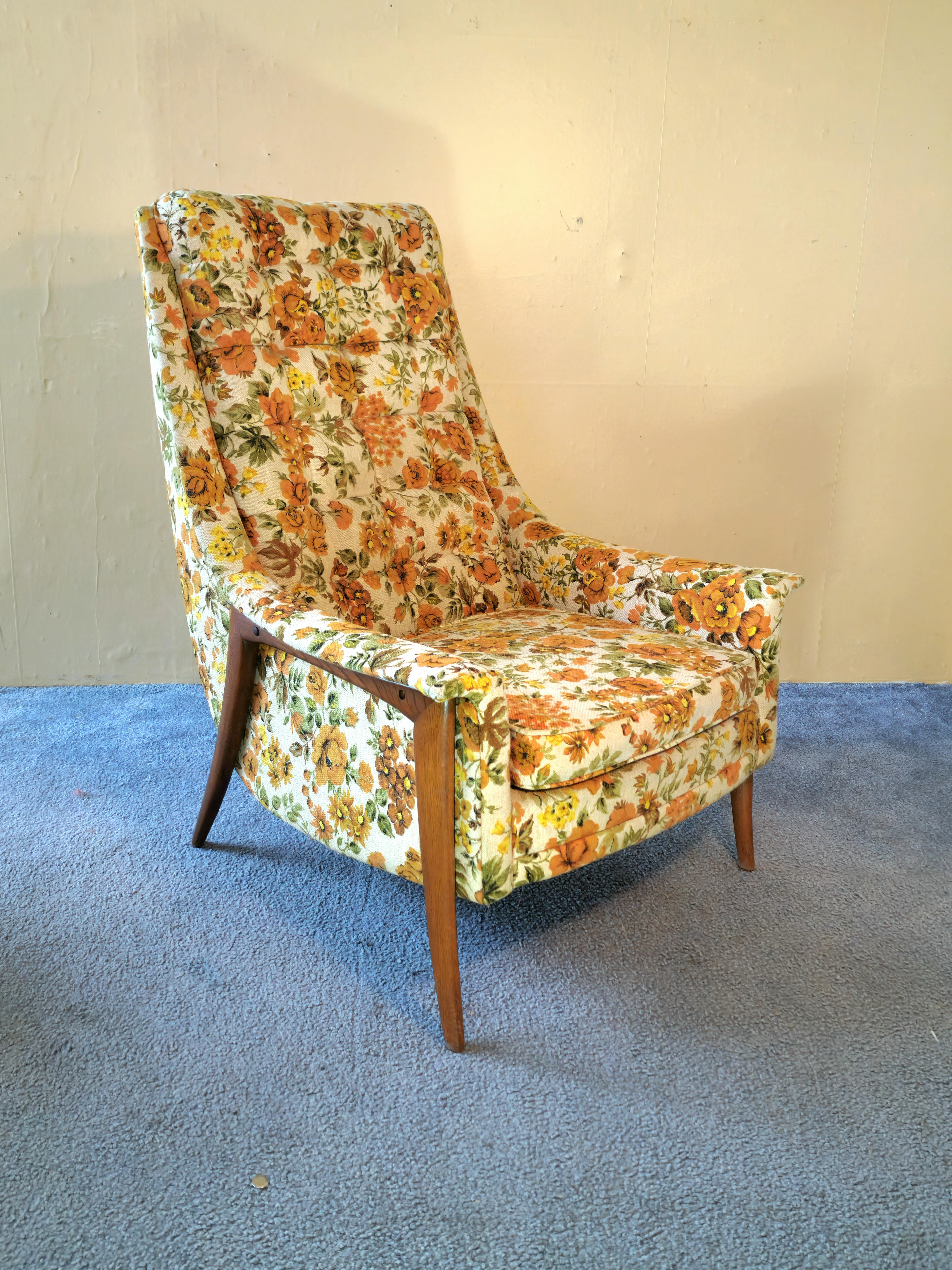 This is a fantastic example of a Mid-Century Modern chair from Kroehler Furniture Company. Made with a sculptural structure with the base and seating area wider then tapers in sleaker to the back rest. It has tufted orginal upholstery with a fun and