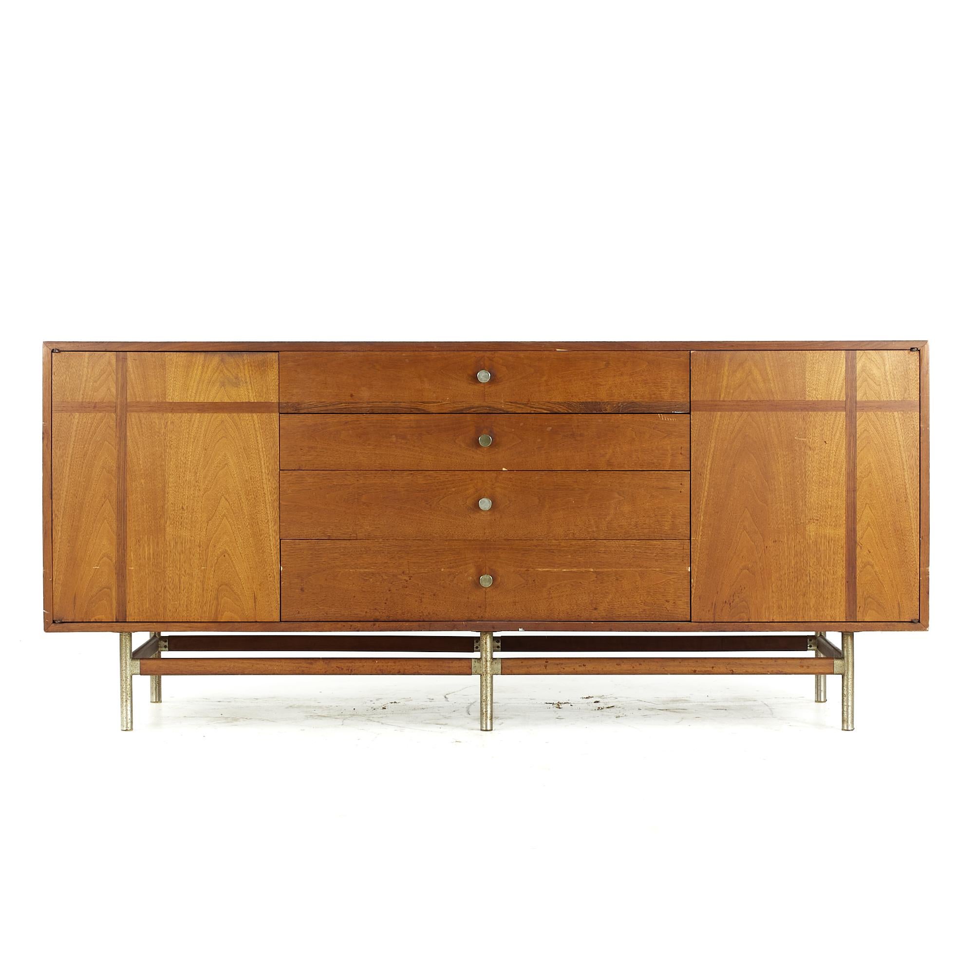 Kroehler Signature Mid Century Nussbaum und Palisander Lowboy Kommode

Dieser Lowboy misst: 70 breit x 19 tief x 31 Zoll hoch

Alle Möbelstücke sind in einem so genannten restaurierten Vintage-Zustand zu haben. Das bedeutet, dass das Stück beim Kauf