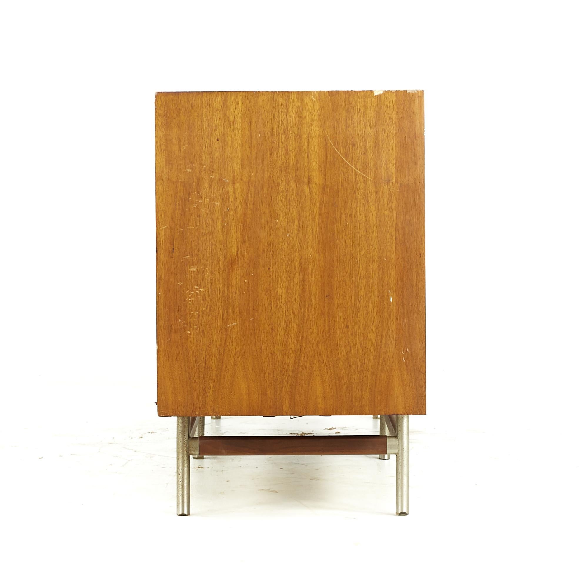 Kroehler Signature Midcentury Walnut and Rosewood Lowboy Dresser In Good Condition For Sale In Countryside, IL