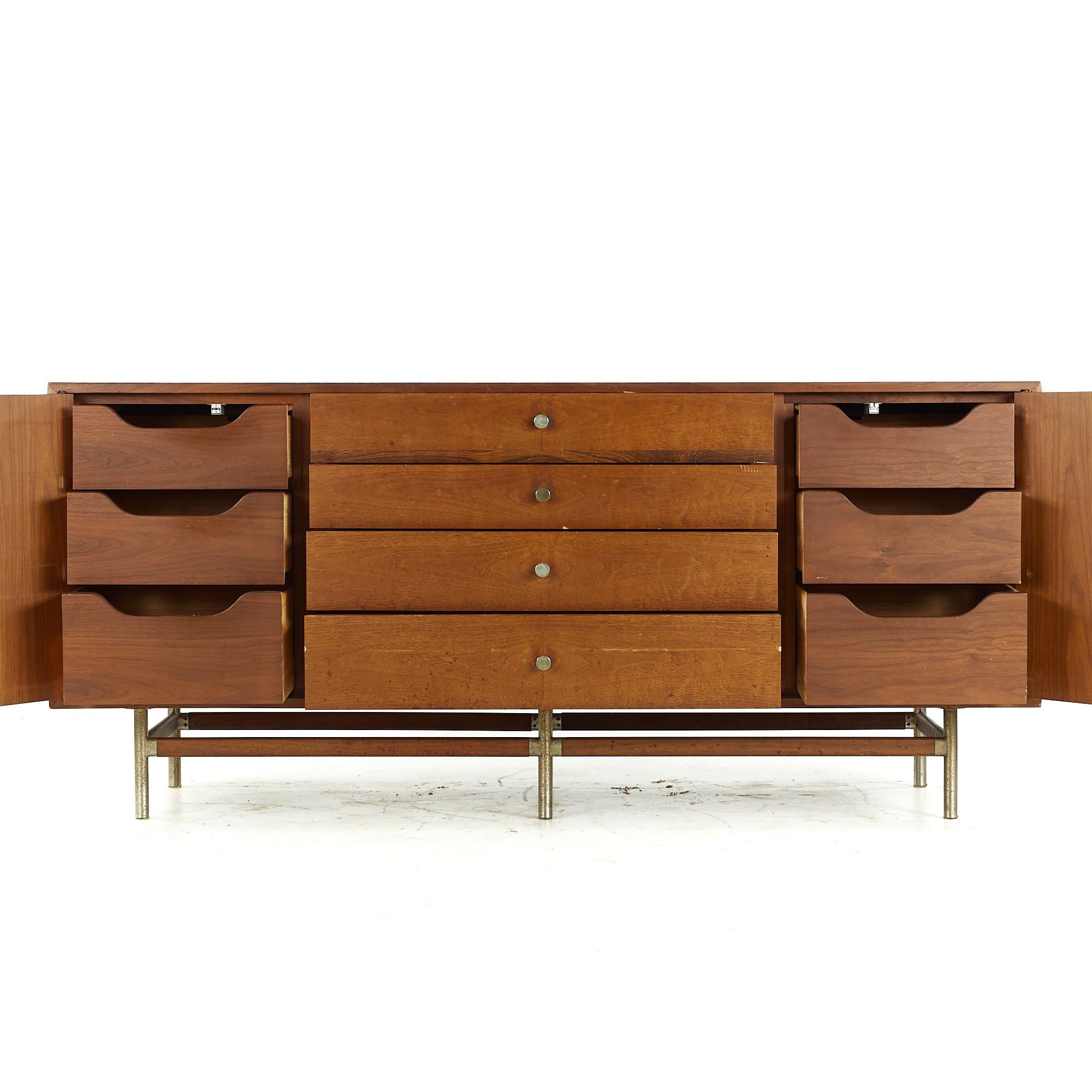 Kroehler Signature Midcentury Walnut and Rosewood Lowboy Dresser In Good Condition For Sale In Countryside, IL