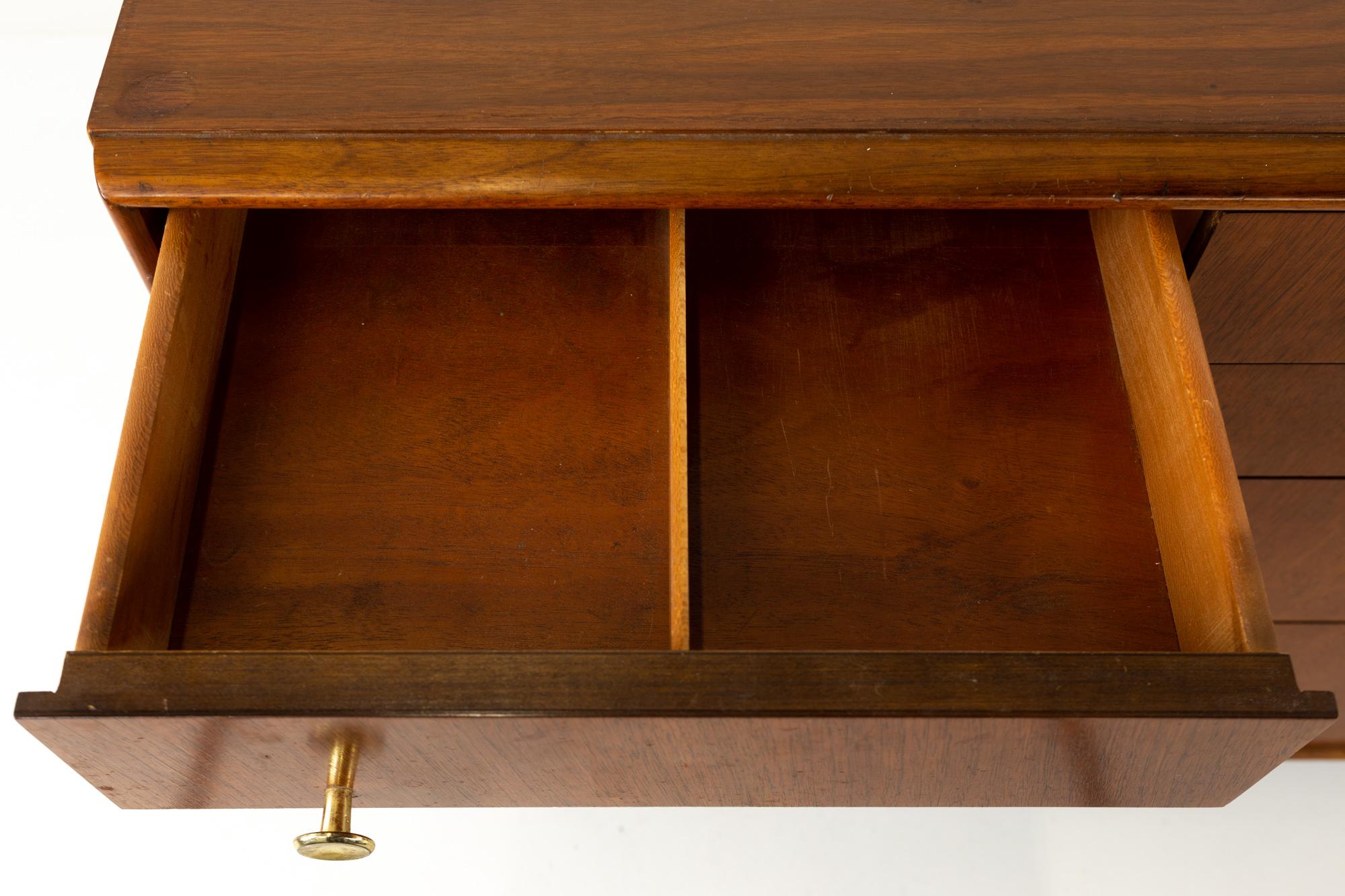 Kroehler Signature Series Style Mid Century Walnut and Brass 8-Drawer Dresser 4