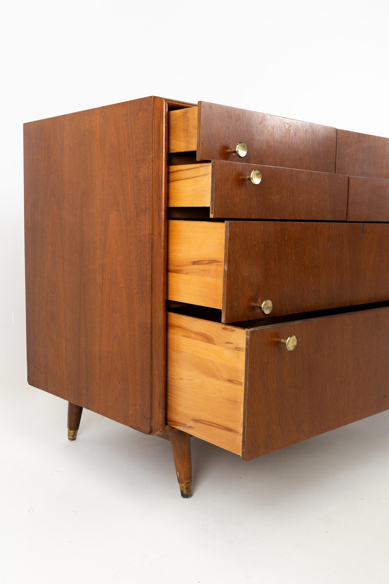 Kroehler Signature Series Style Mid Century Walnut and Brass 8-Drawer Dresser In Good Condition In Countryside, IL