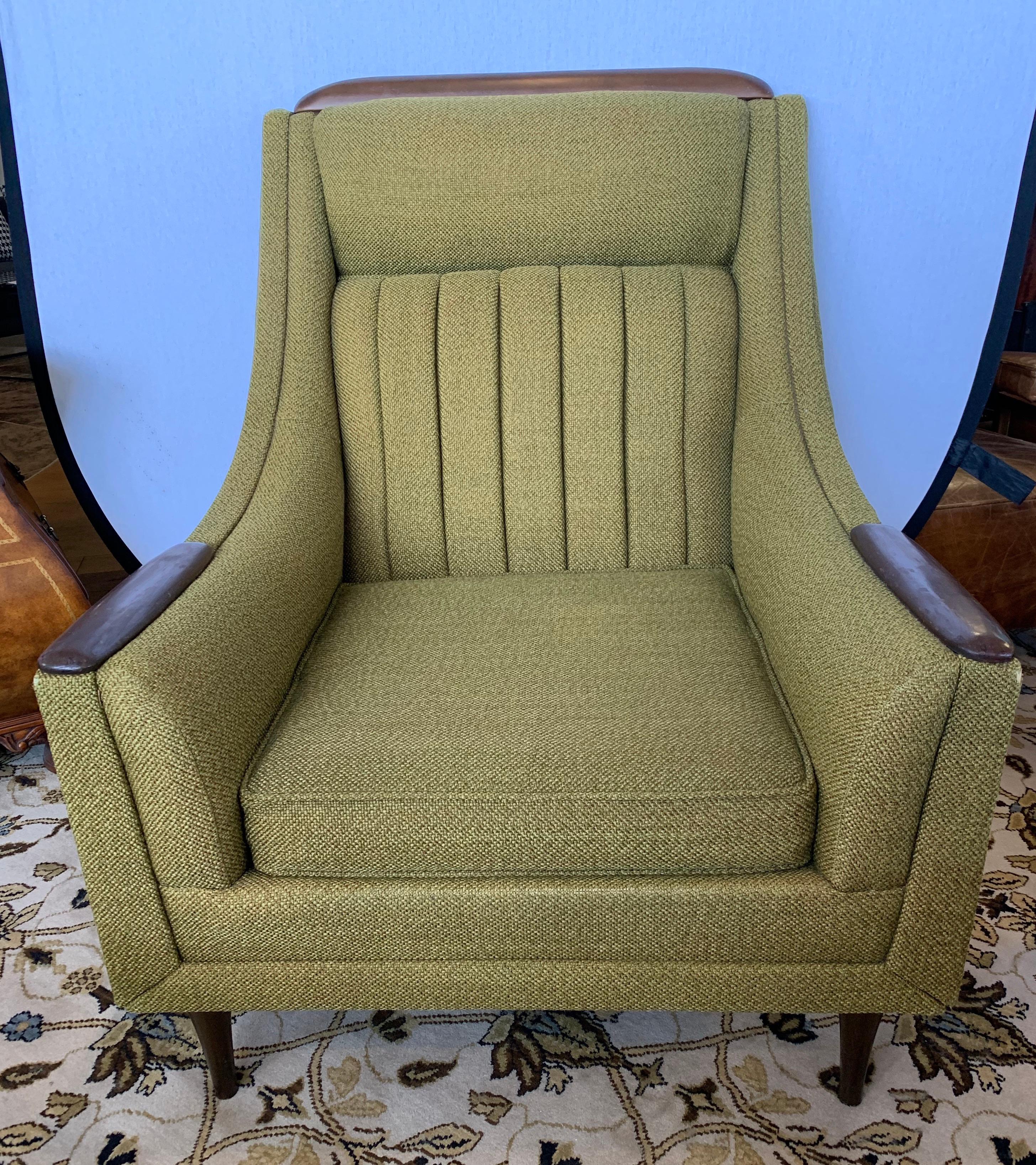 Rare Kroehler midcentury lounge chair with all original fabric. Given its age, early 1970s, it is still
in very good condition. The fabric is also very good with wear near armrest at corners.