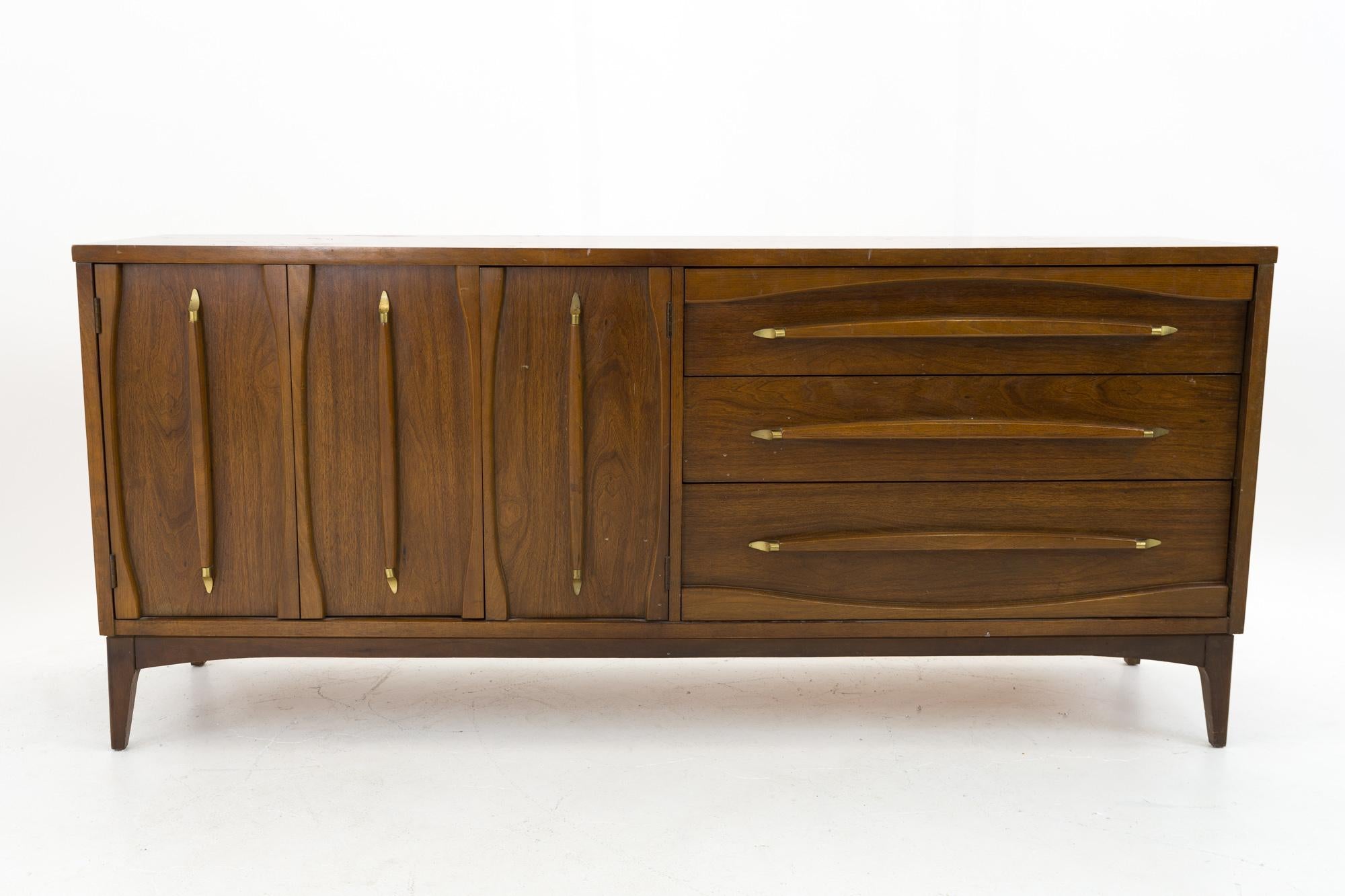 Cassettone Kroehler in noce e ottone del Medioevo con specchio

Questo comò misura: 70 di larghezza x 18 di profondità x 31 di altezza

Tutti i mobili possono essere acquistati in quello che noi chiamiamo stato vintage restaurato. Ciò significa che