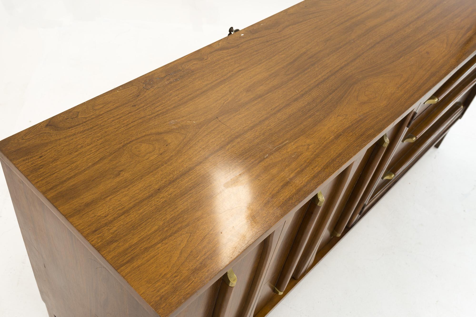 Ottone Cassettone Kroehler in noce e ottone del Medioevo con specchio in vendita
