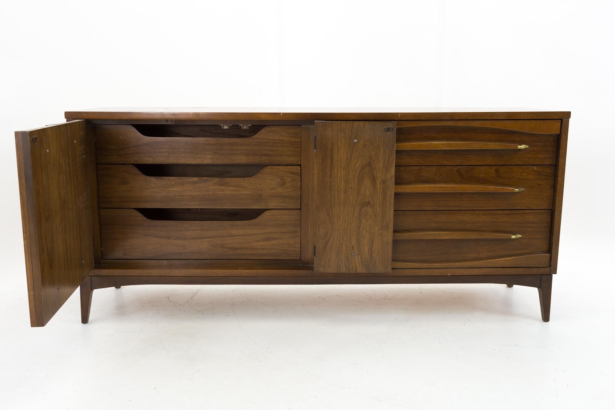 Late 20th Century Kroehler Walnut and Brass Midcentury Lowboy Dresser with Mirror For Sale