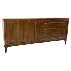 Commode basse Kroehler mi-siècle en noyer et laiton avec miroir