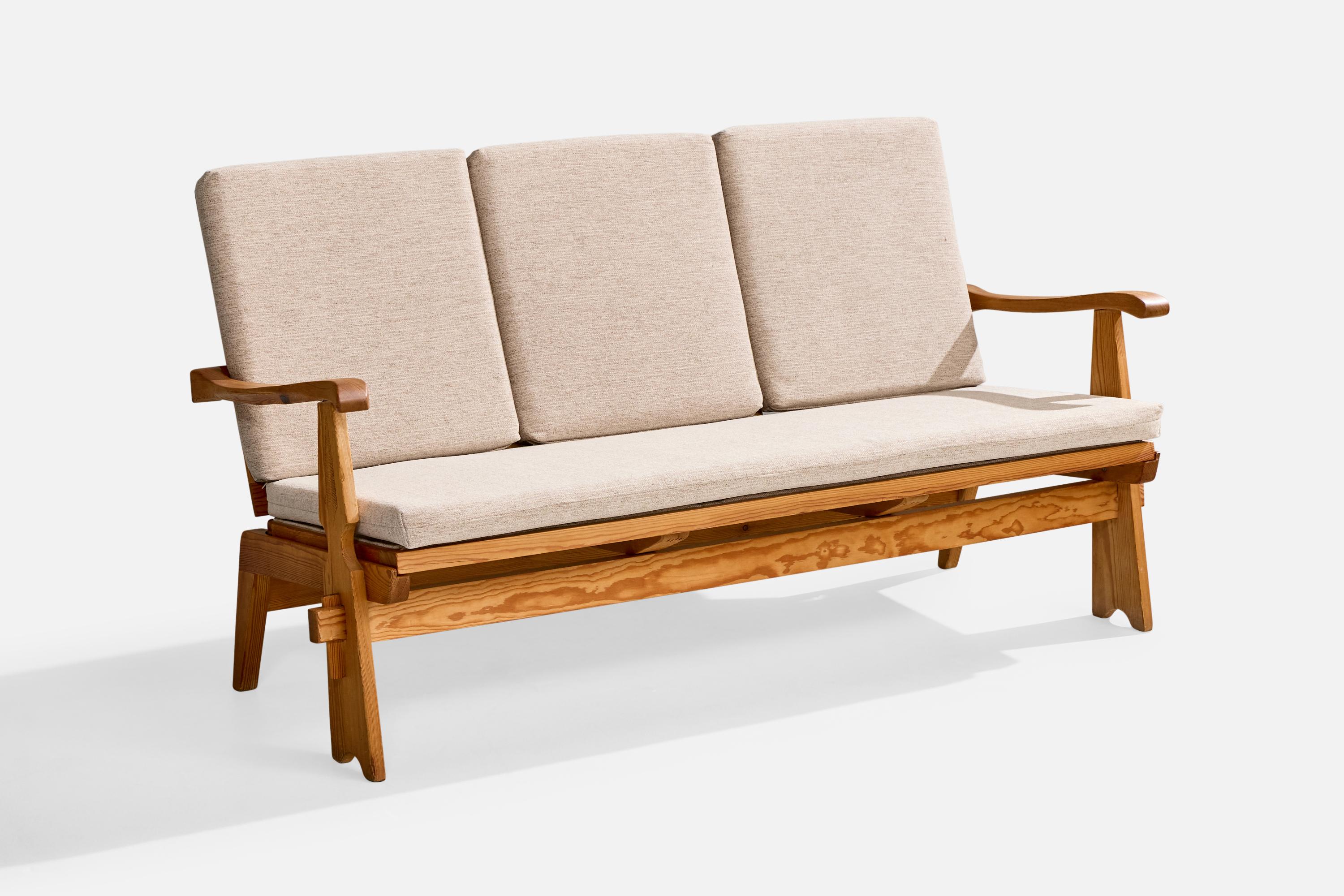 Canapé ou banc en pin et tissu blanc cassé attribué à Krogenæs Møbler, Norvège, C.C. 1960.

Dimensions globales (pouces) : 32.625 