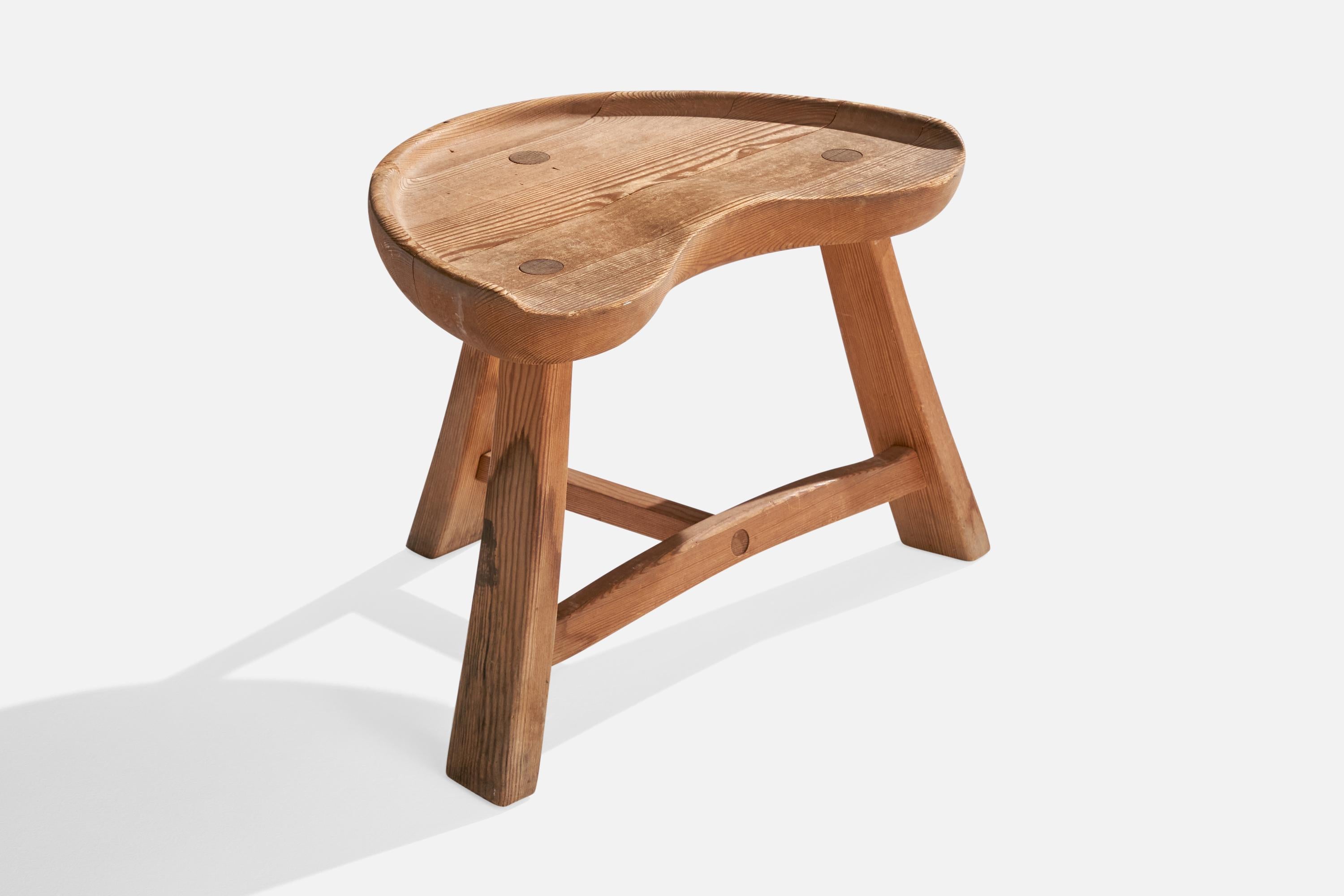 Tabouret en pin conçu et produit par Krogenæs Møbler, Norvège, années 1960.

Dimensions :  14