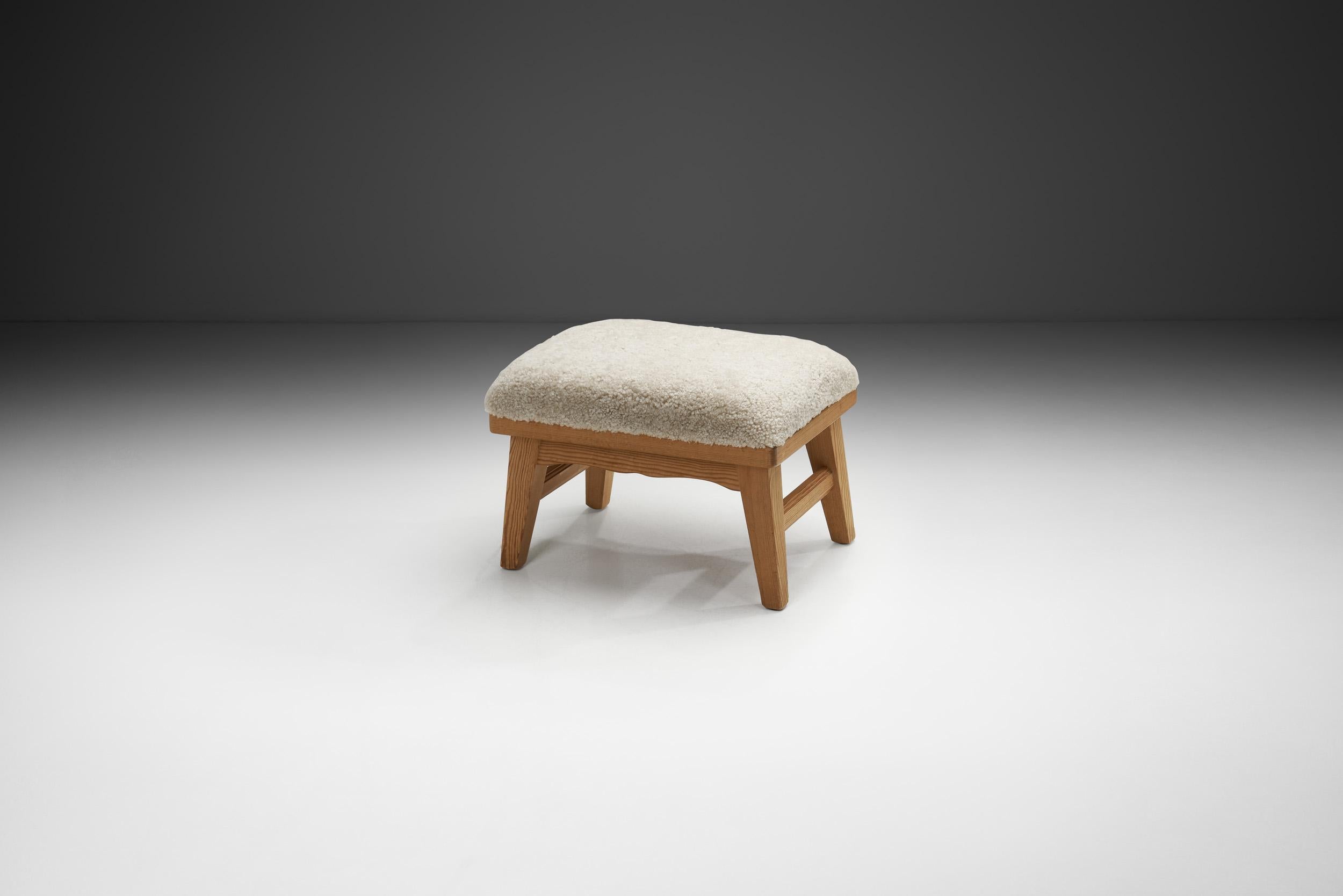 Nel corso del XX secolo, i designer scandinavi si sono fatti una reputazione per la loro devozione a materiali onesti, forme funzionali e un profondo rispetto per l'artigianato tradizionale. I mobilieri norvegesi, in particolare, hanno spesso preso