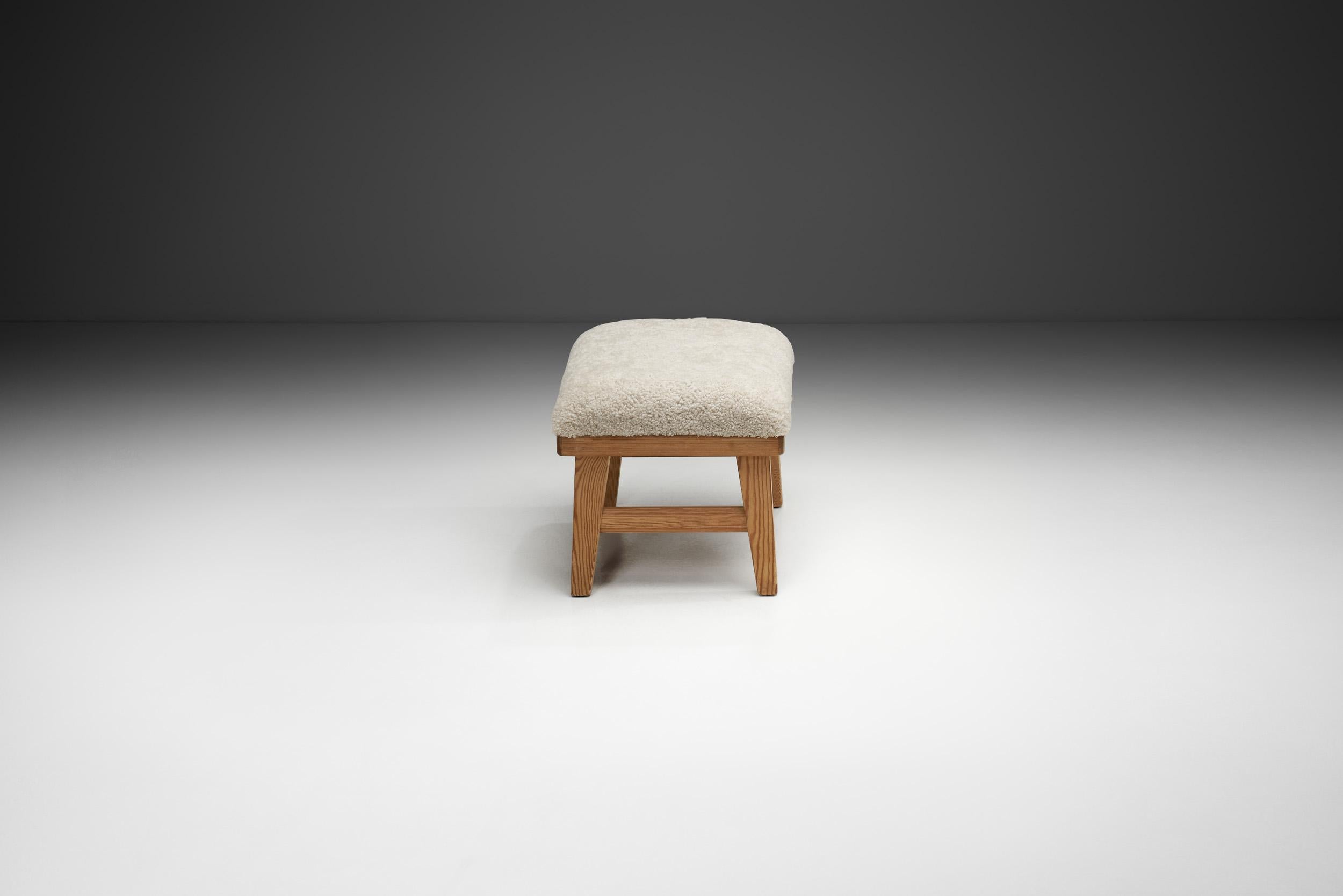 Scandinavo moderno Sgabello Krogenæs Møbler con seduta in pelle di pecora, Norvegia Metà del XX secolo in vendita