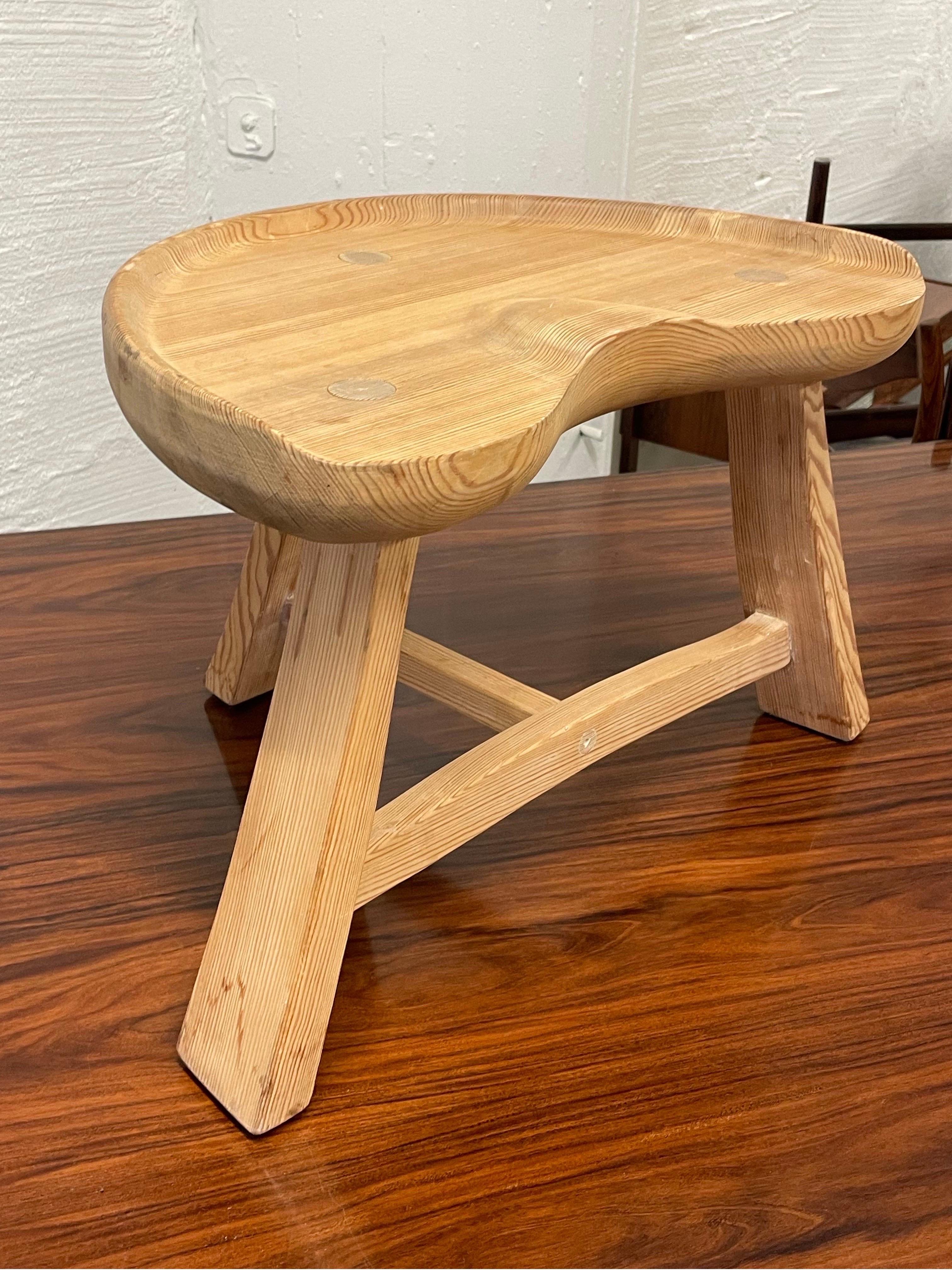 Scandinavian Moderne Three Legged Pine Stool  by Krogenæs Møbler, Norway 1960s In Good Condition For Sale In Bergen, NO