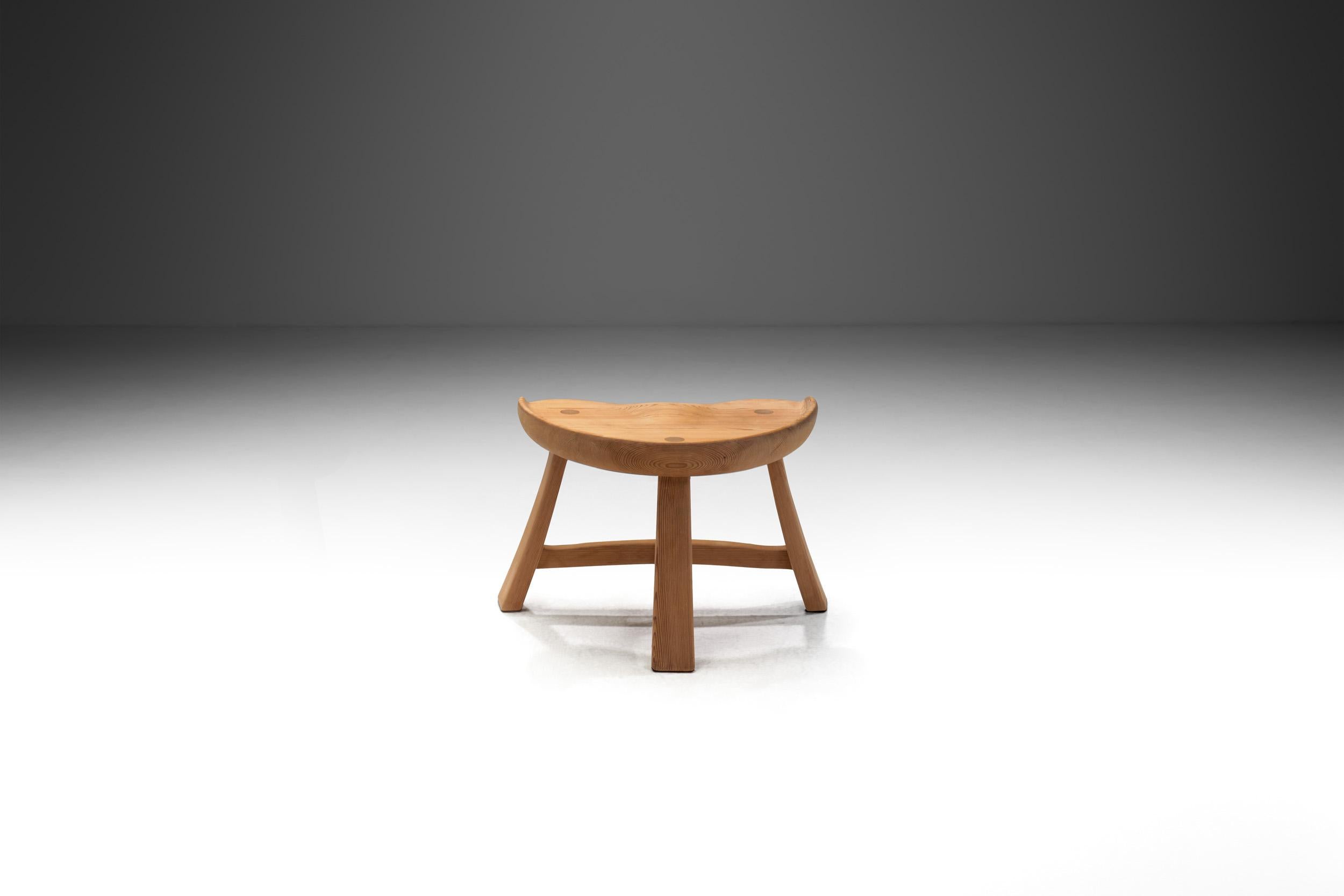 Krogenæs Møbler Three-Legged Sculpted Pine Stool, Norway 1960s In Good Condition In Utrecht, NL