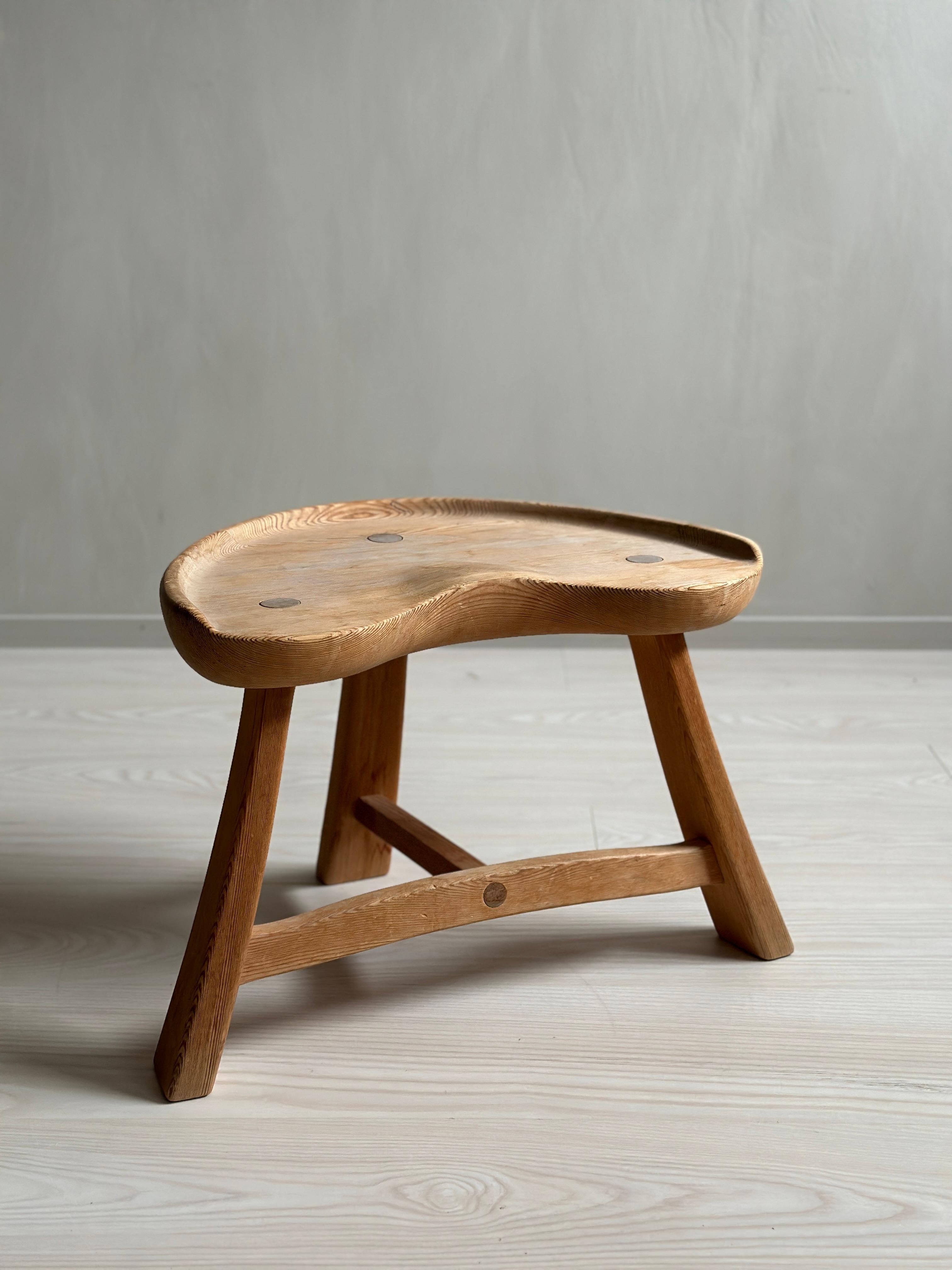 Introducing a beautifully crafted three-legged pine stool, model no. 522 by Krogenæs Møbler. This stunning piece of furniture was designed in Norway in 1964 by none other than the factory owner himself, Rangvald Krogenæs. The stool, known as