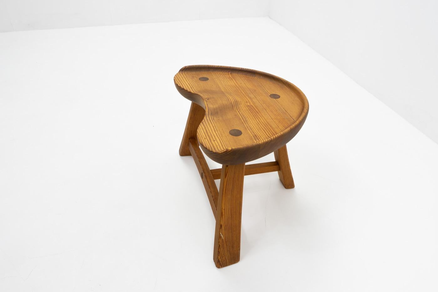 Krogenæs Møbler, Three Legged Stool in Pine, Norway 1960s In Good Condition For Sale In Renens, CH