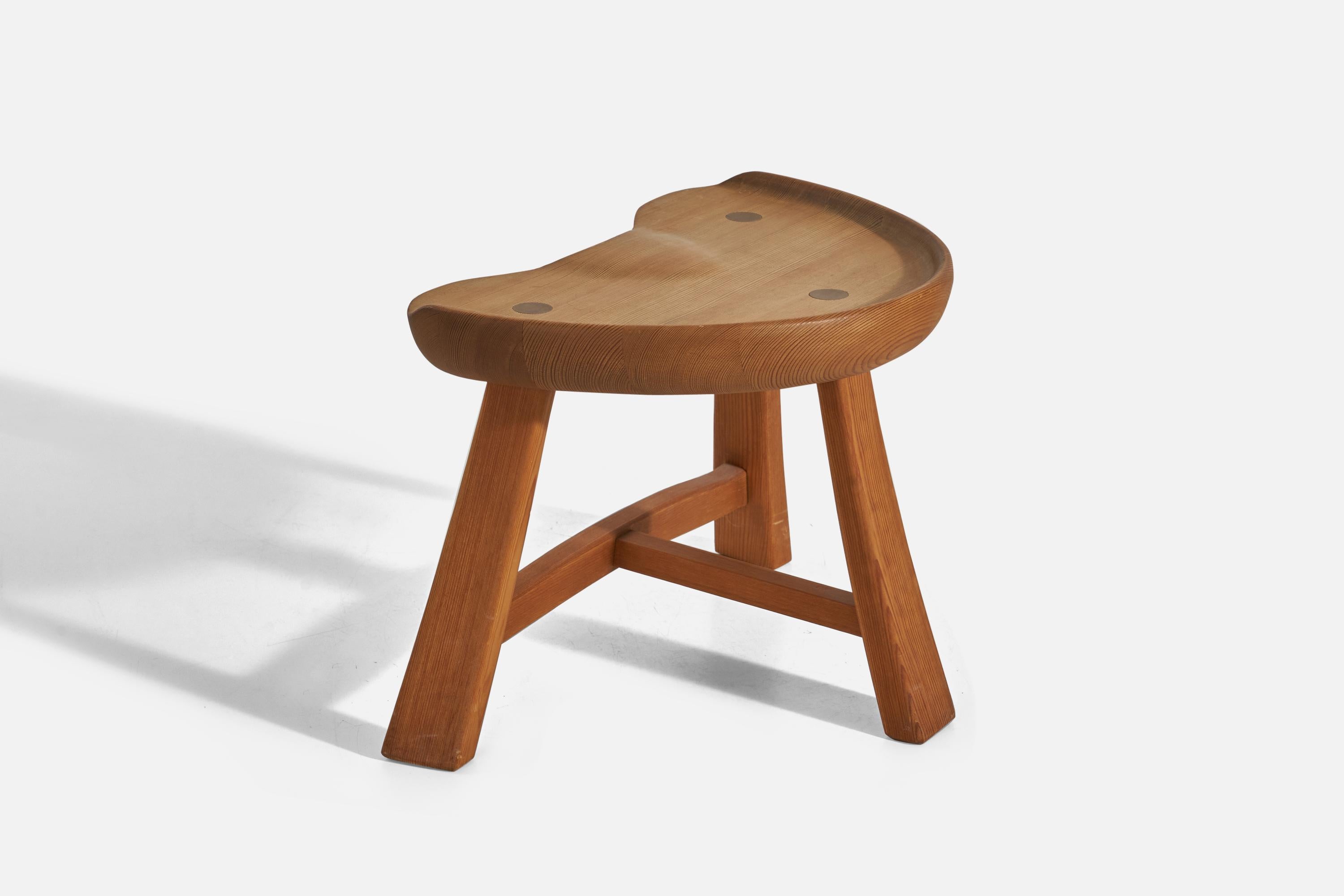 A sculpted pine stool designed and produced by Krogenæs Møbler, Norway, 1950s.