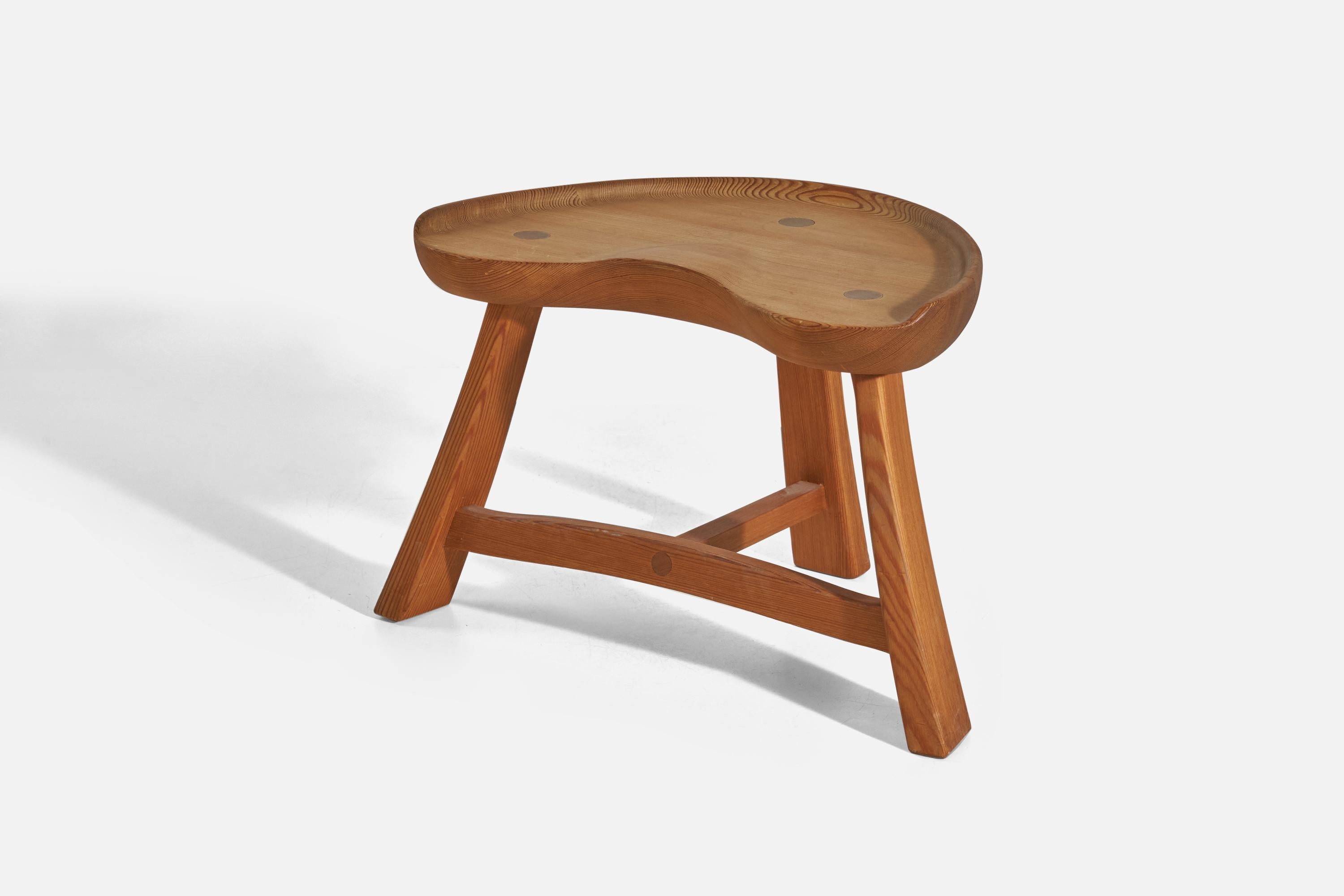 Norvégien Krogenæs Møbler, tabouret à trois pieds, pin sculpté, Norvège, années 1950 en vente