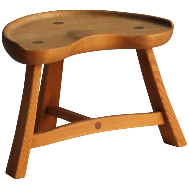 Krogenæs Møbler, Three Legged Stool, Sculpted Pine, circa 1950s, Norway 1