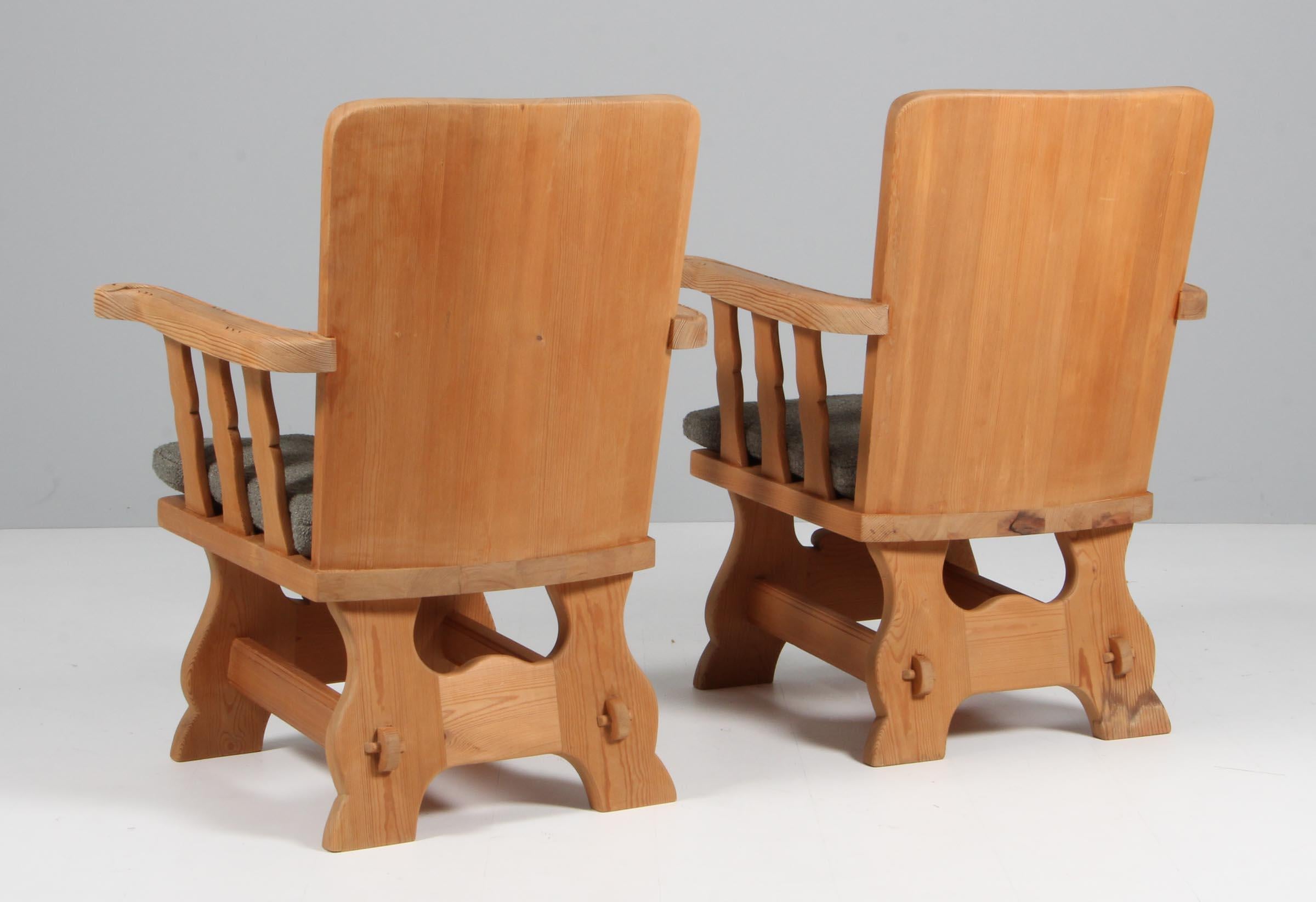 Bouclé Paire de chaises / fauteuils de salon Krogenæs en pin massif et boucle en vente