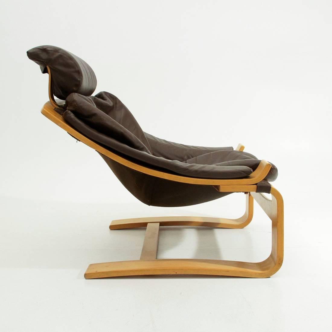 Swedish manufacturing armchair designed by Ake Fribyter for Nelo in the 1970s.
Structure in lacquered wood, seat in brown padded leather.
Adjustable headrest.
Details in leather.
Good general conditions, some signs due to normal use over