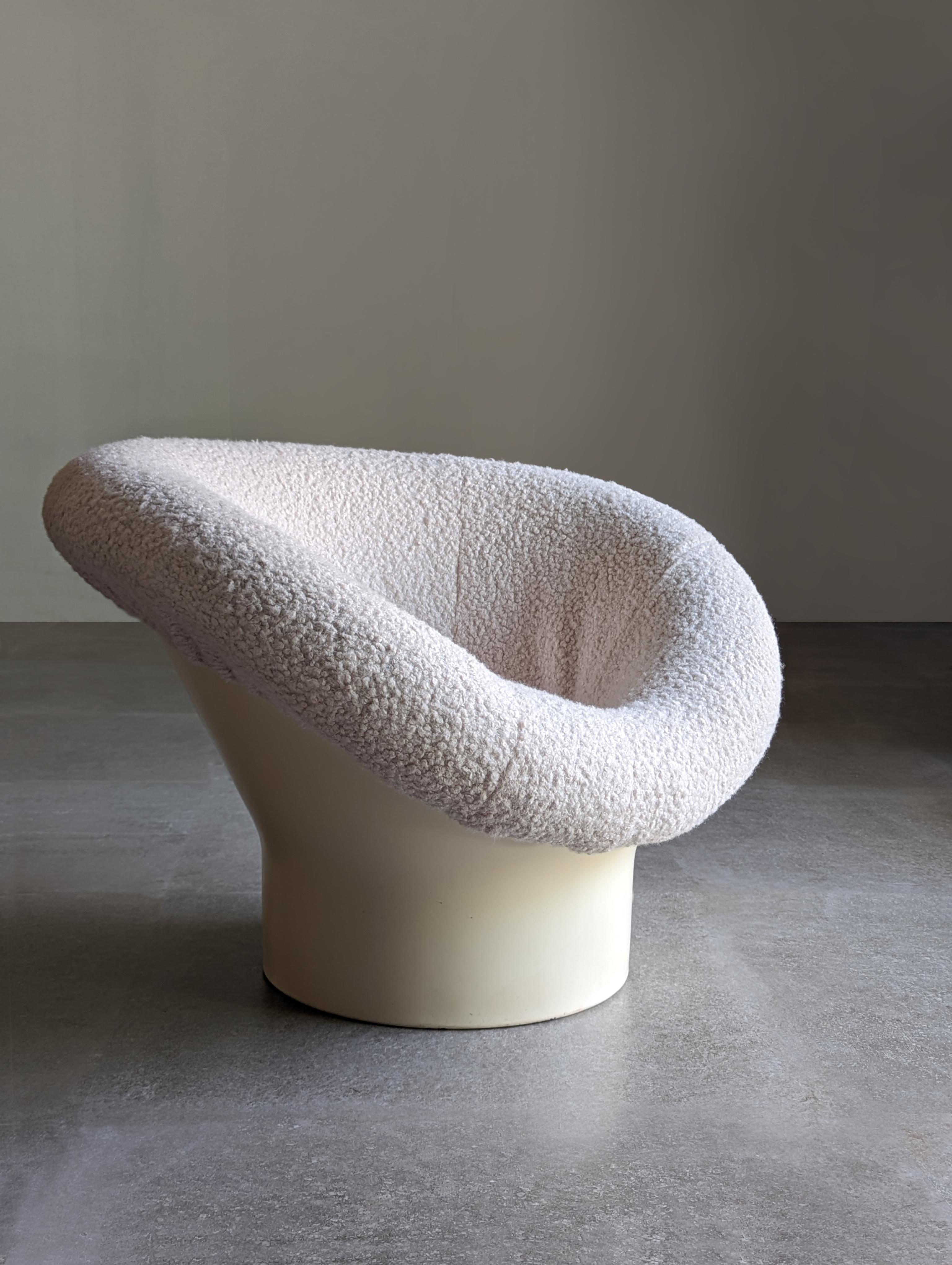 The Krokus Armchair presents a unique and elegant silhouette, with a round base with an oval mouth and a cylindrical structure that provides a stable and solid base. Its body is made of a single piece of high-quality fiber, which offers a smooth and