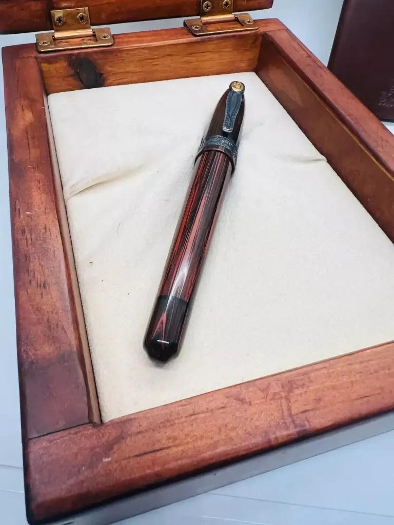 A rare Krone Abraham Lincoln Fountain Pen limited edition numbered 350 / 1008. Krone Expert artisans have carefully hand-crafted each component of the pen using the finest materials available. The Limited Edition Abraham Lincoln Pen includes the