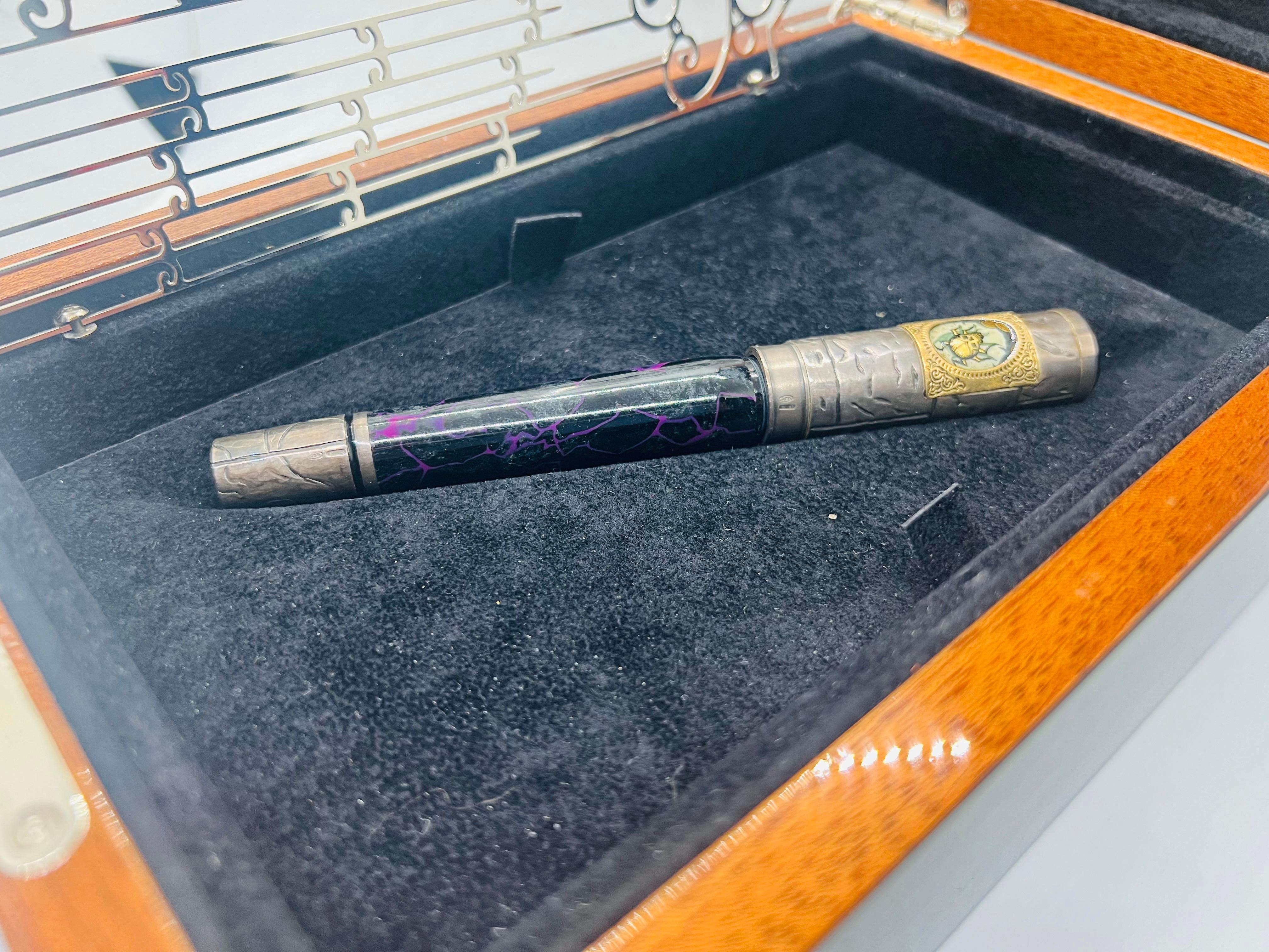Dieser exquisite Krone-Füllhalter besticht durch seinen dunkelbraunen, fein marmorierten Schaft aus Zelluloid mit dezenten violetten Adern.  Die Kappe und das Endstück aus Sterlingsilber sind mit wunderschönen handgemalten Motiven verziert, die von