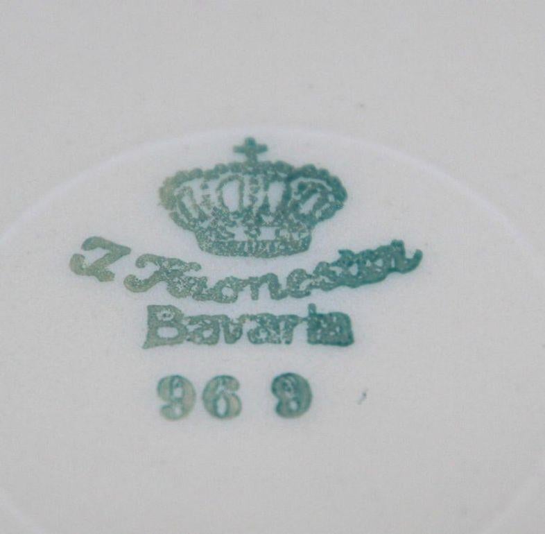 Original deutsche Vintage handbemalte Kronester, Bayern kleine dreieckige Form dekorative Keramik Teller.
Handbemalter Porzellanteller mit stilisiertem Blumendesign.
Signiert und nummeriert.
Handgefertigt in Deutschland.
Kronester, Bayern 969.
Kann