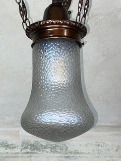 Kronleuchter aus Messing, Jugendstil, ca. 1910 – Loetz schillerndes Glas Martelé