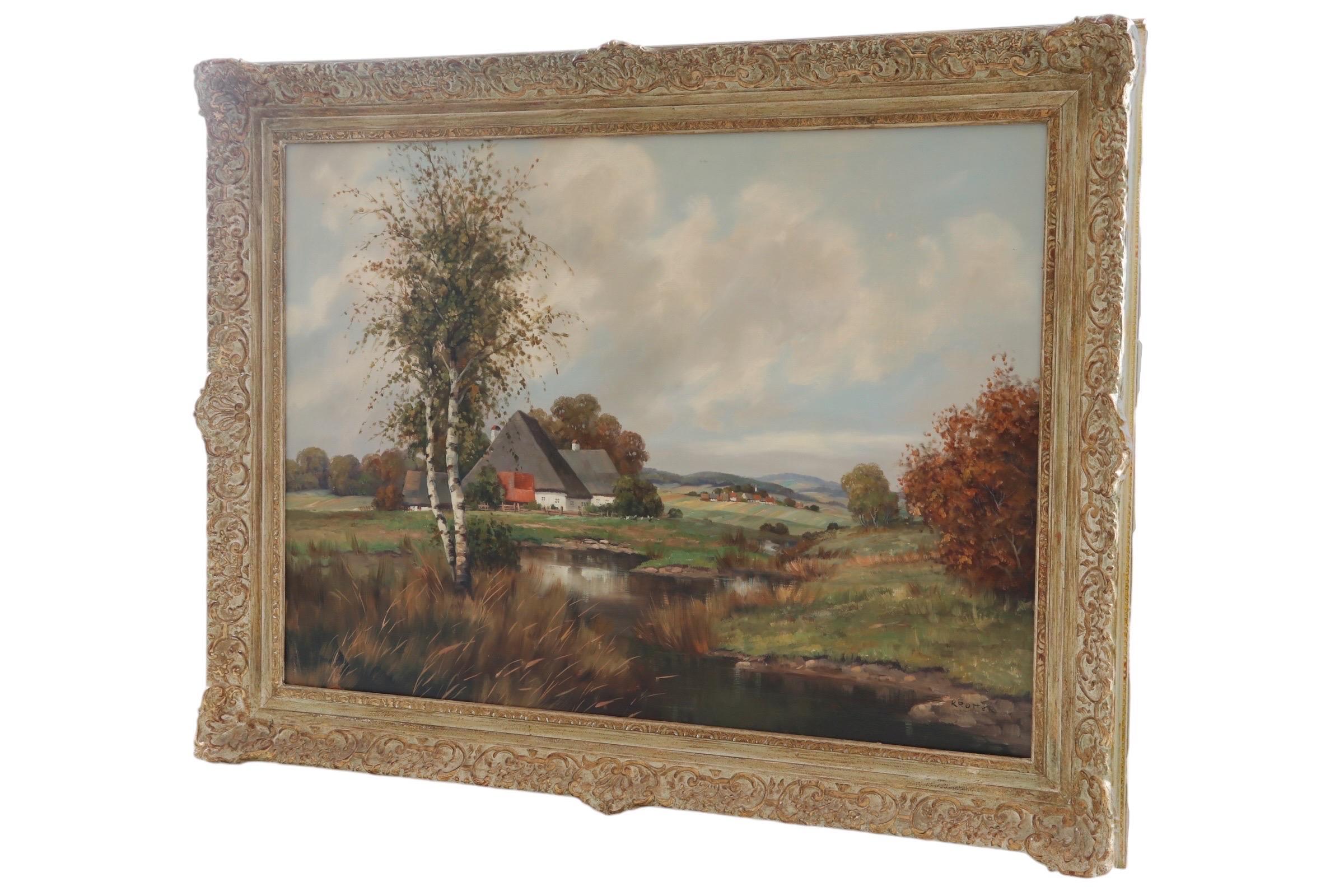 Un originale paesaggio impressionista olio su tela dell'artista austriaco Josef Krotter (nato nel 1894), firmato in basso a destra. Raffigura un paesaggio bucolico con uno specchio d'acqua centrale curvo di fronte a tre cottage con tetti spioventi.