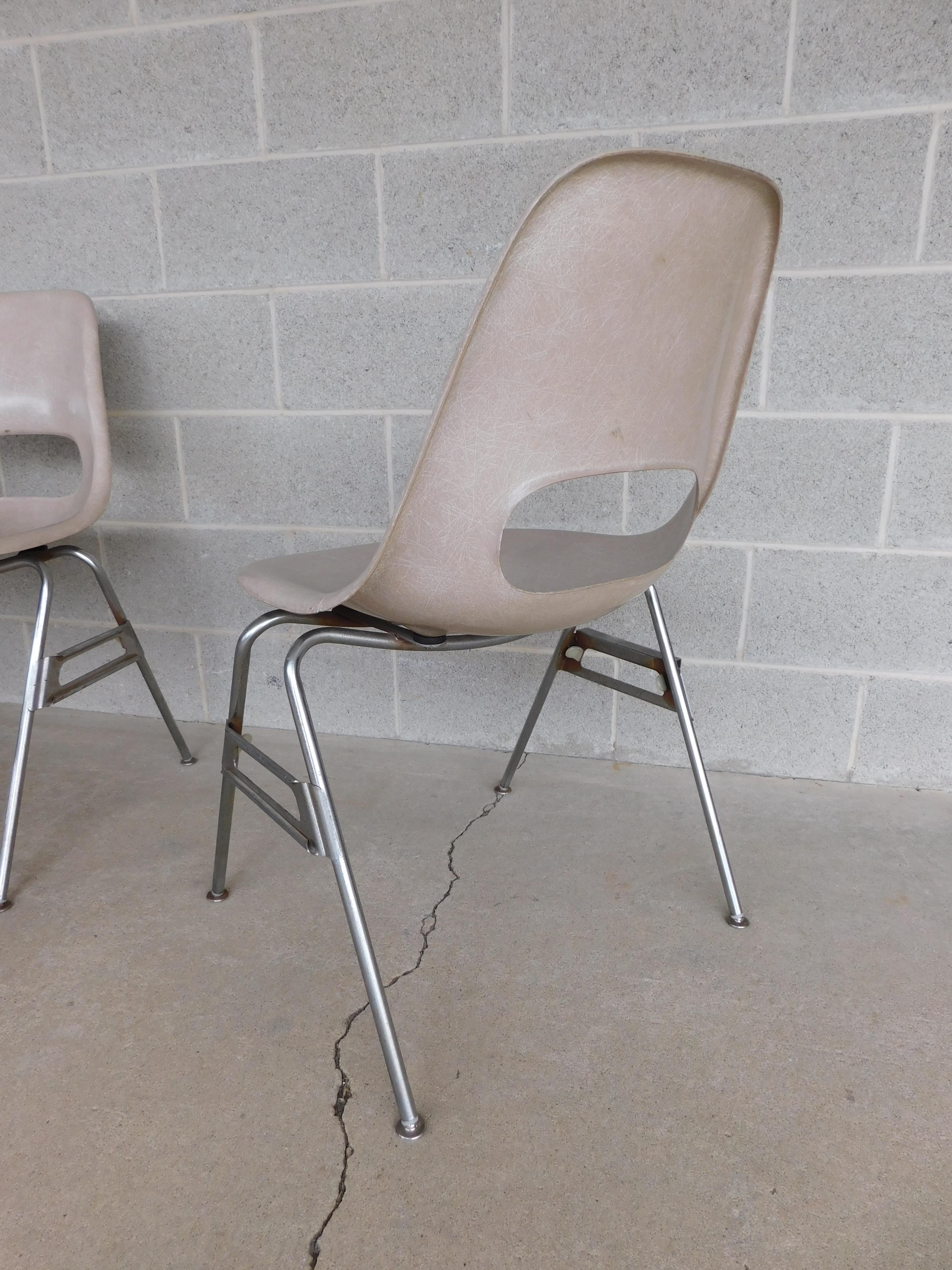 Krueger Metal Products Taupe Color Fiberglass Chairs Set of 12 In Good Condition For Sale In Parkesburg, PA