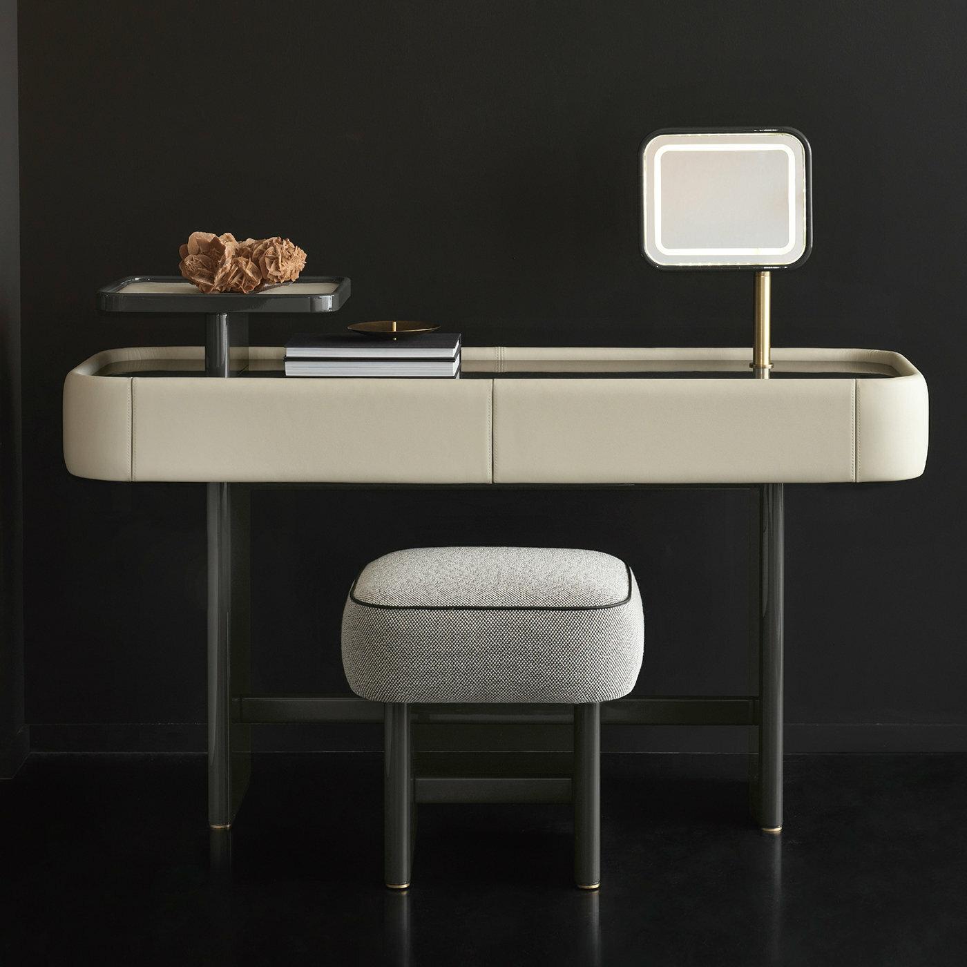 Inspired by South African stools typical of the tourist stops of Kruger National Park, this pouf is a sculptural objet d'art that merges aesthetic and practicality. Ideally combined to other pieces from this series, it rests on an MDF structure