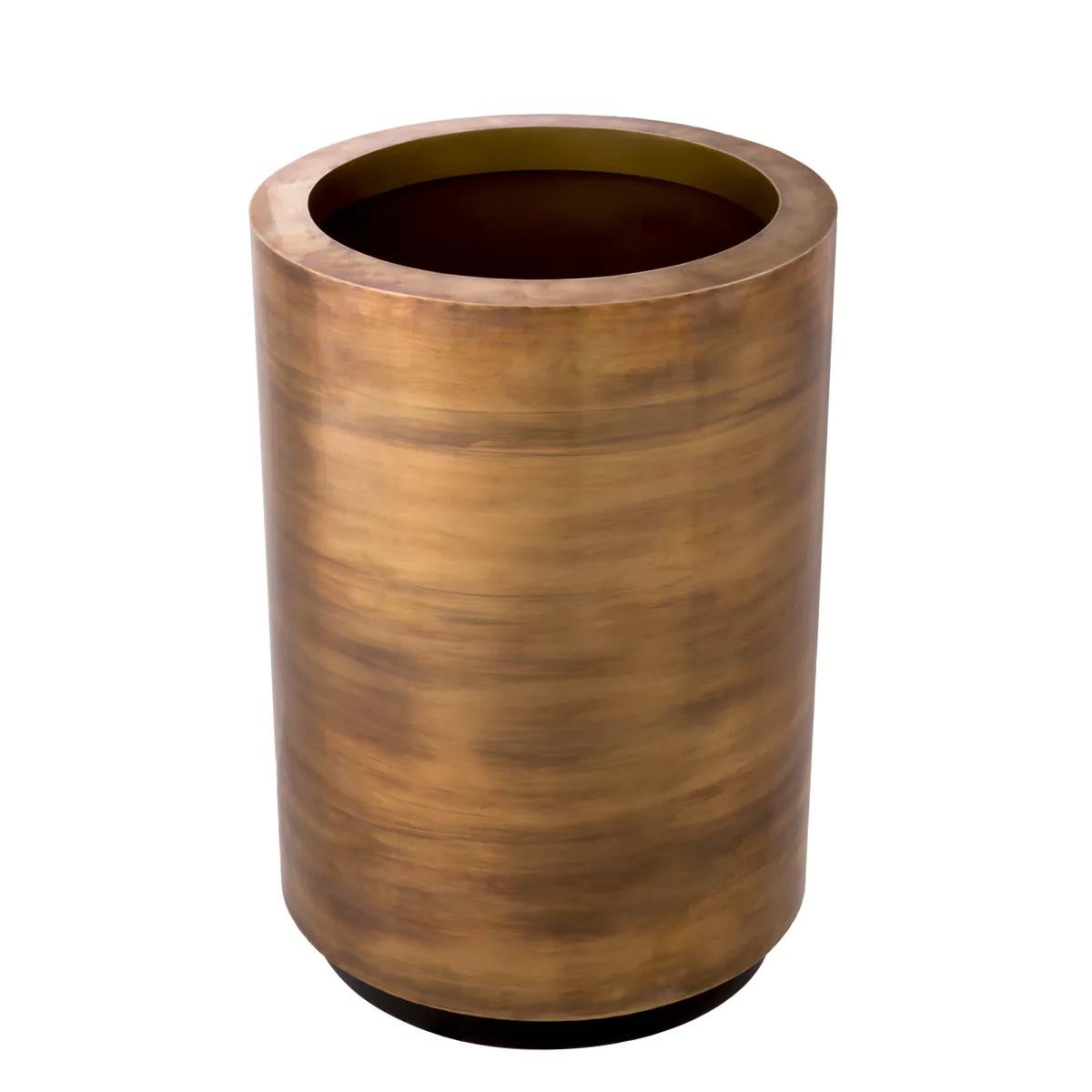 Vaso Kruger High Round con struttura in acciaio inox 
in acciaio con finitura in ottone vintage e base con finitura nera.