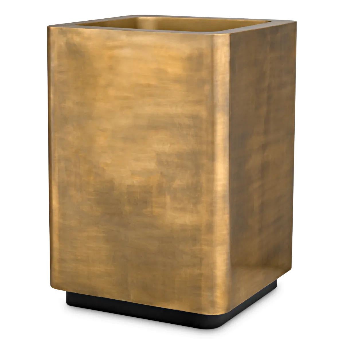 Vaso Kruger High con tutta la struttura in acciaio inox 
con finitura in ottone vintage e base con finitura nera.
