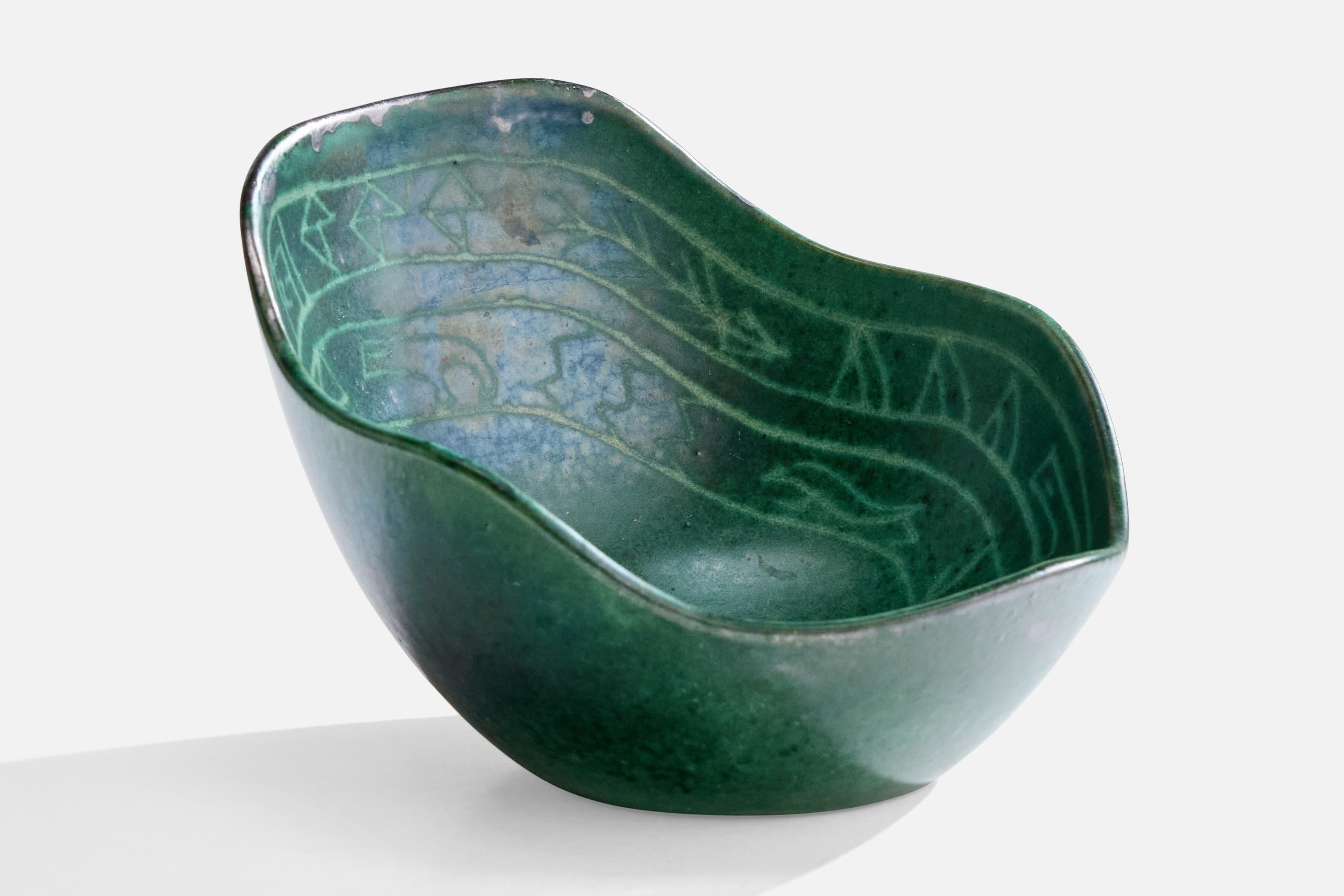 Ciotola organica in ceramica smaltata di verde prodotta da Krukmakaren I Ystad, Svezia, anni '50 circa.

Usura coerente con l'età e l'uso

Dimensioni complessive (pollici): 4,25 