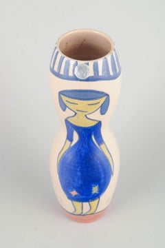 Krukmakaren, Ystad. Vase en céramique orné d'un motif représentant une femme en robe bleue. Années 1970