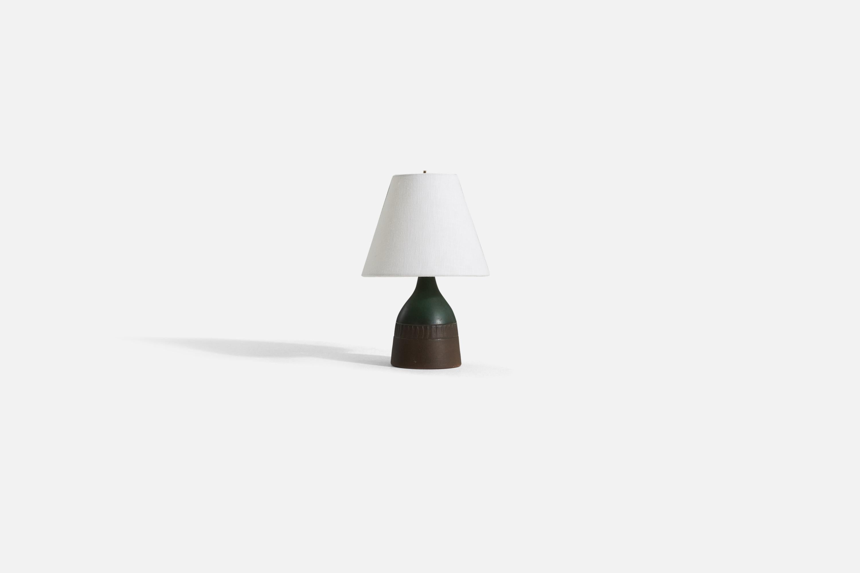 A glazed stoneware table lamp, produced by Krukmakaren Ystad, Sweden, 1960s.

Sold without lampshade. 

Dimensions of lamp (inches) : 9.5 x 4.5 x 4.5 (H x W x D)
Dimensions shade (inches) : 4 x 8 x 6.75 (T x B x H)
Dimension of lamp with shade