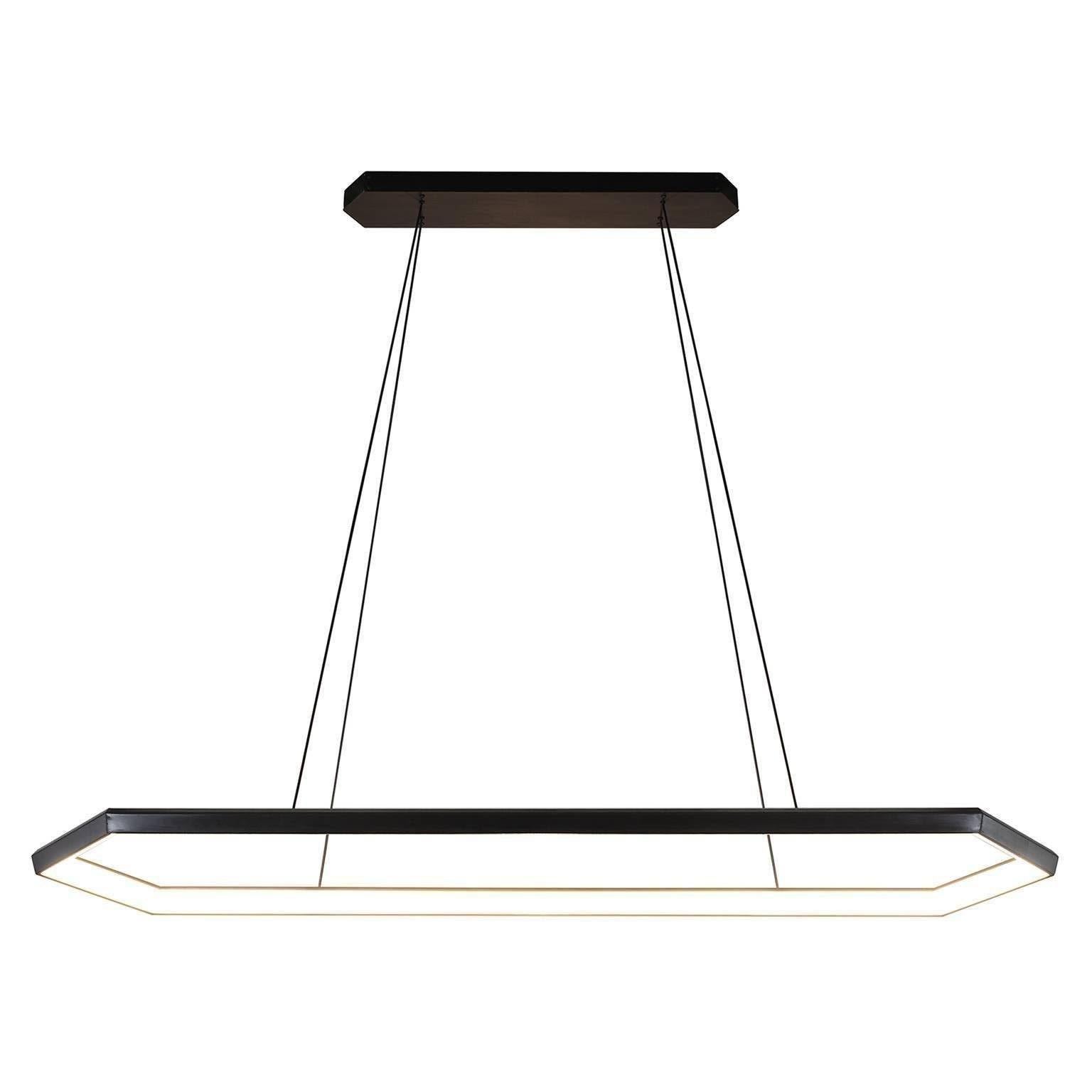 Kruos LX58 a une forme hexagonale allongée qui offre un large faisceau de lumière, parfait pour éclairer adroitement les espaces de travail, les cuisines et les bureaux.

Finition en métal
Finition par revêtement en poudre disponible en laiton