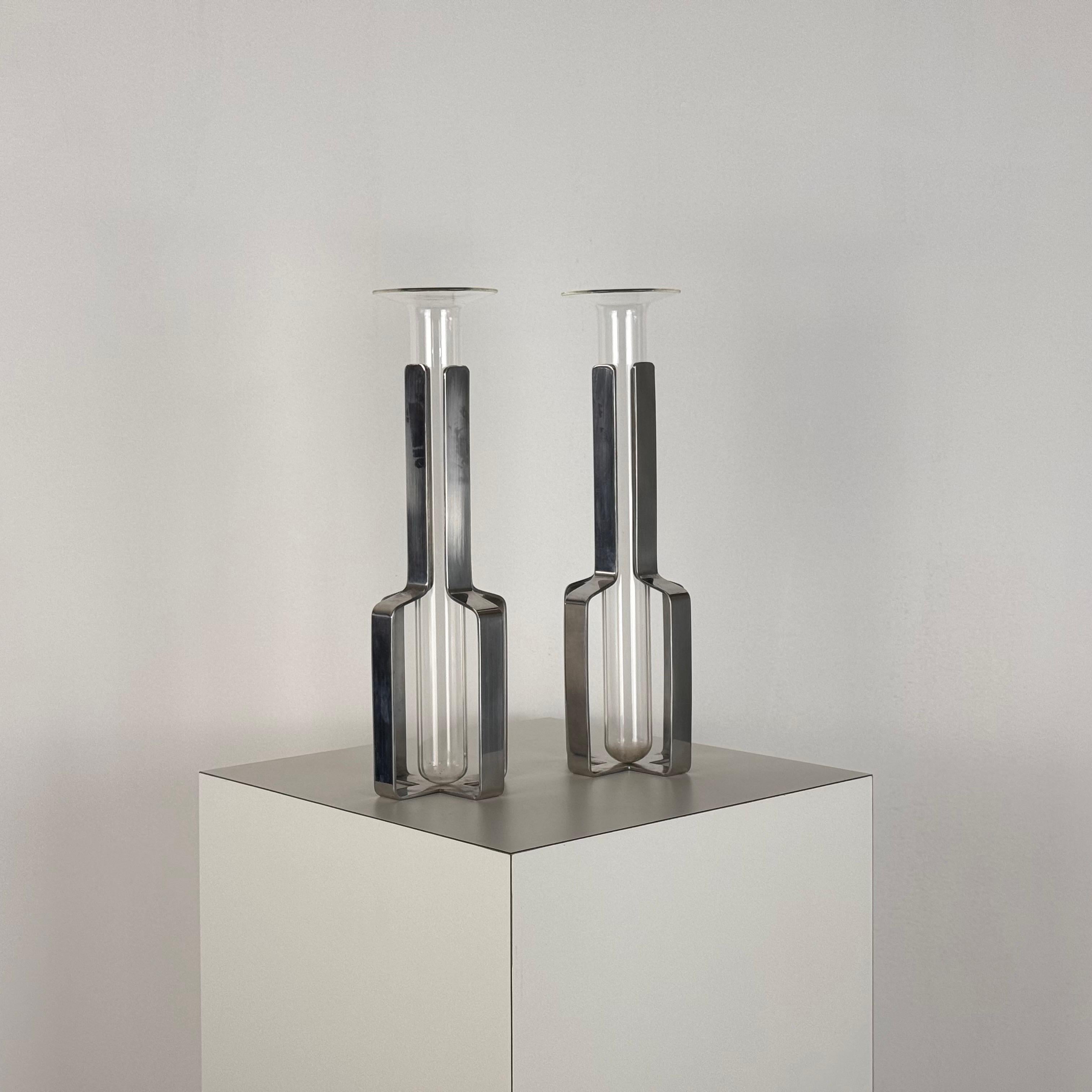 Coppia di vasi monofiore Krupp Milano, Linea dell'Orso di Giuliana Gramigna e Sergio Mazza, 1974, Firmati

Questa squisita coppia di vasi monofiore, disegnata dai famosi designer italiani Giuliana Gramigna e Sergio Mazza nel 1974, è una