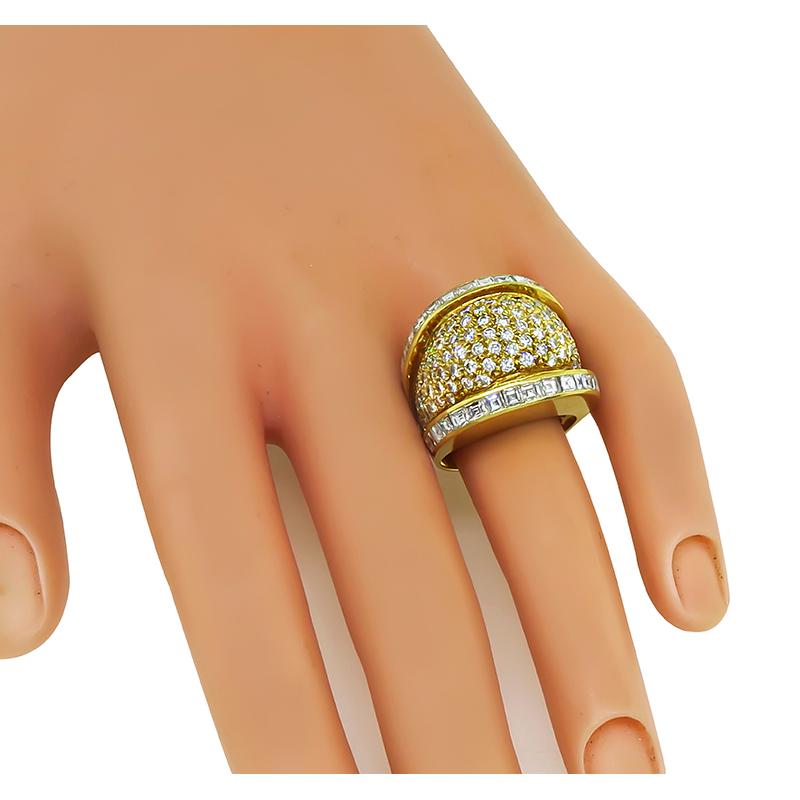 Dies ist ein charmanter Ring aus 18k Gelbgold von Krypell. Der Ring ist mit funkelnden Diamanten im Rund- und Carreschliff besetzt, die etwa 4,00ct wiegen. Die Farbe dieser Diamanten ist F-G mit VS-Klarheit. Der Ring hat eine sich verjüngende Breite