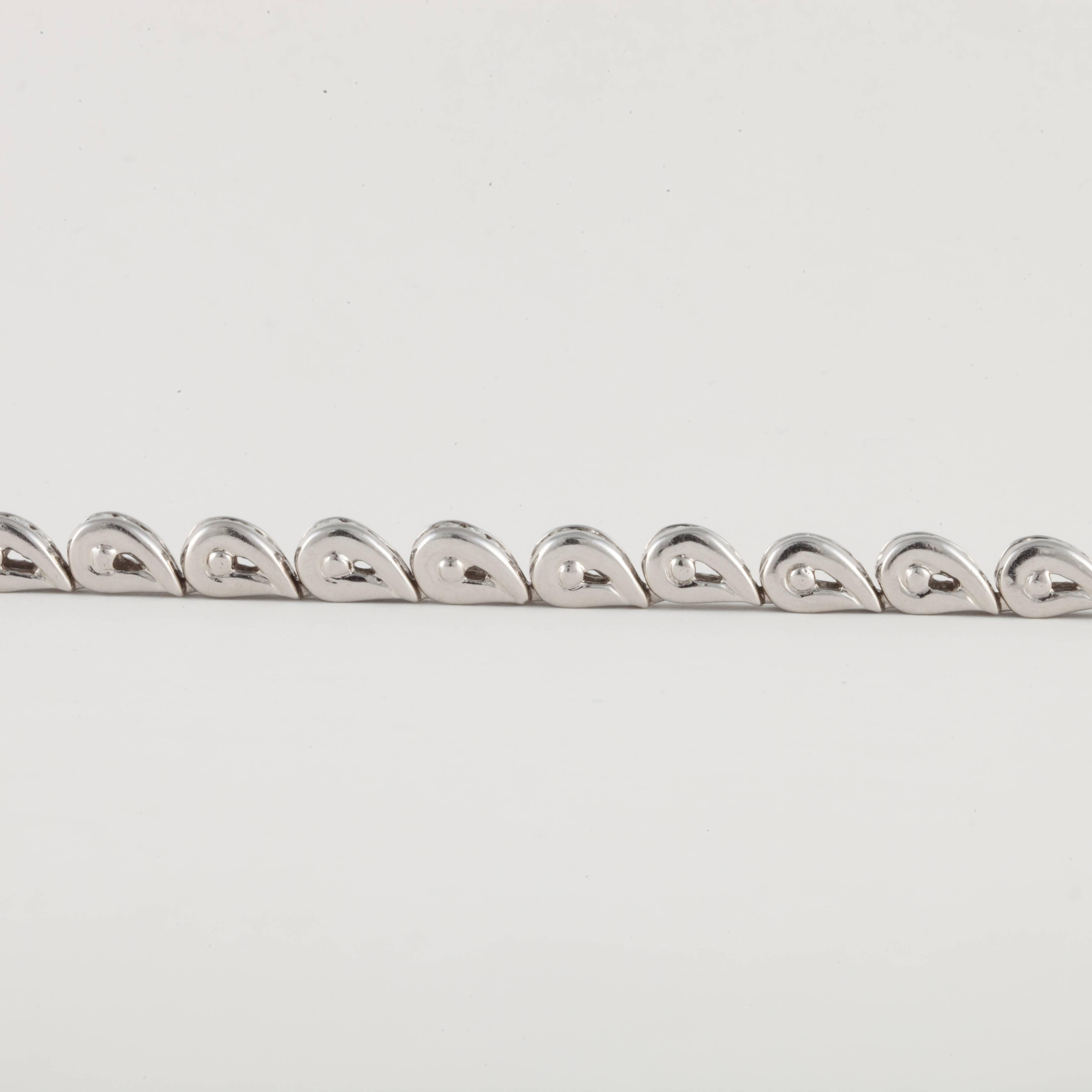 Bracelet de la ligne Charles Krypell réalisé en platine, avec 100 diamants ronds de taille brillant pesant 3.85 carats, couleur E-F et pureté VVS2-VS1.  Il mesure 7 pouces de long, 3/16 pouces de large et il se tient à 1/4 pouce du poignet.  