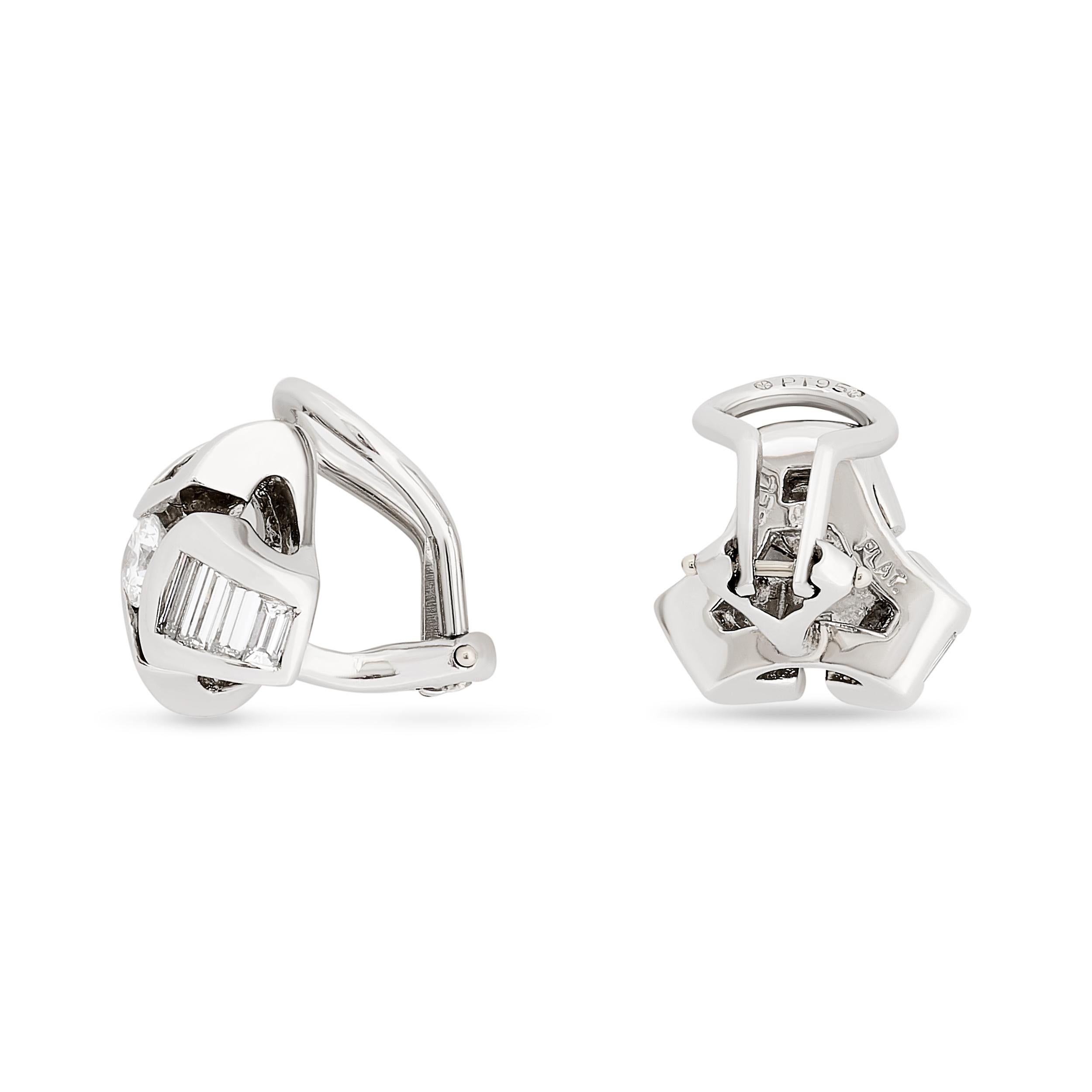 Taille ronde Krypell Boucles d'oreilles en platine avec diamants ronds et baguettes en vente
