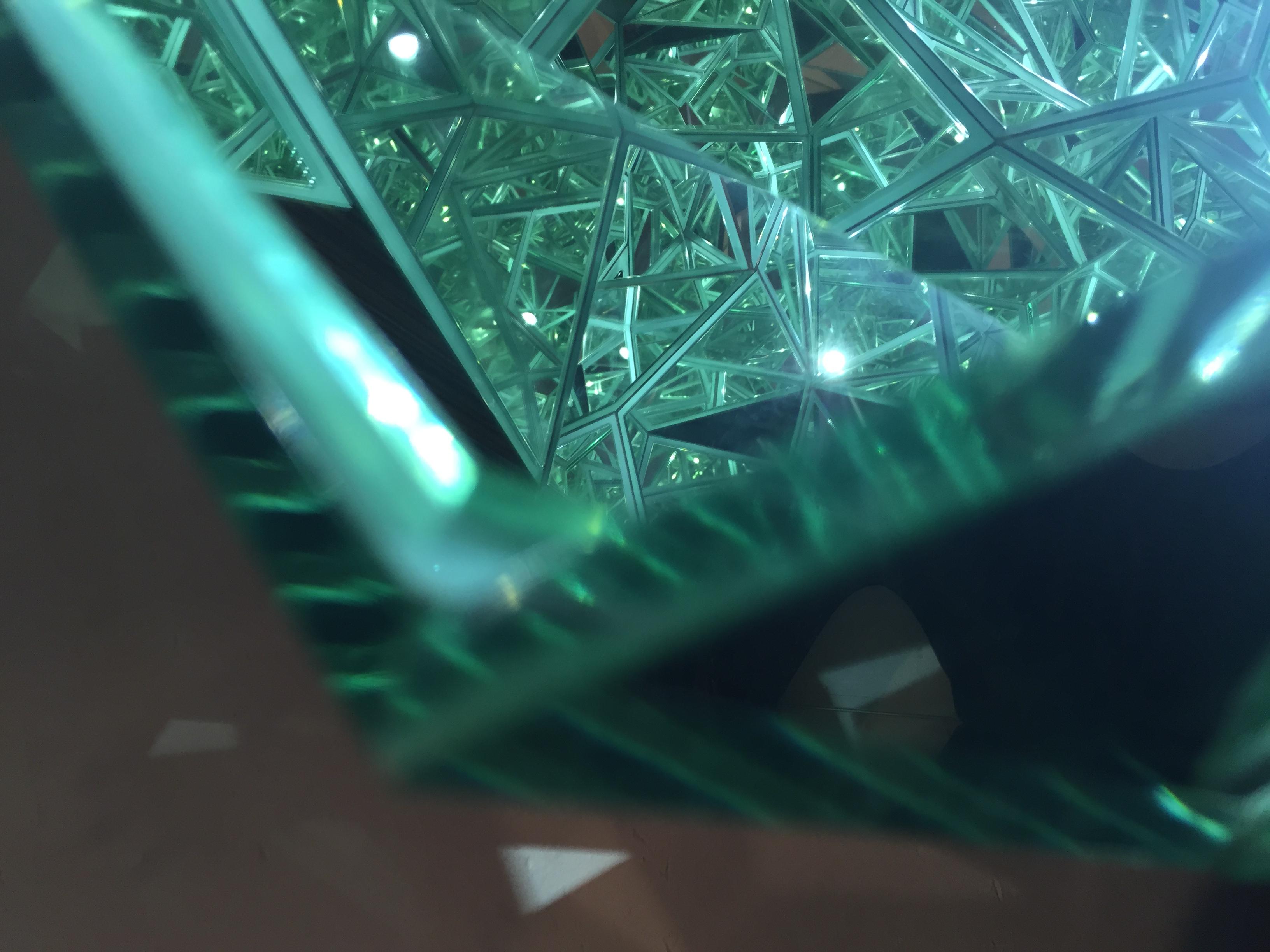 Kryptomight Spiegelglas-Skulptur mit facettierter Beleuchtung (21. Jahrhundert und zeitgenössisch) im Angebot