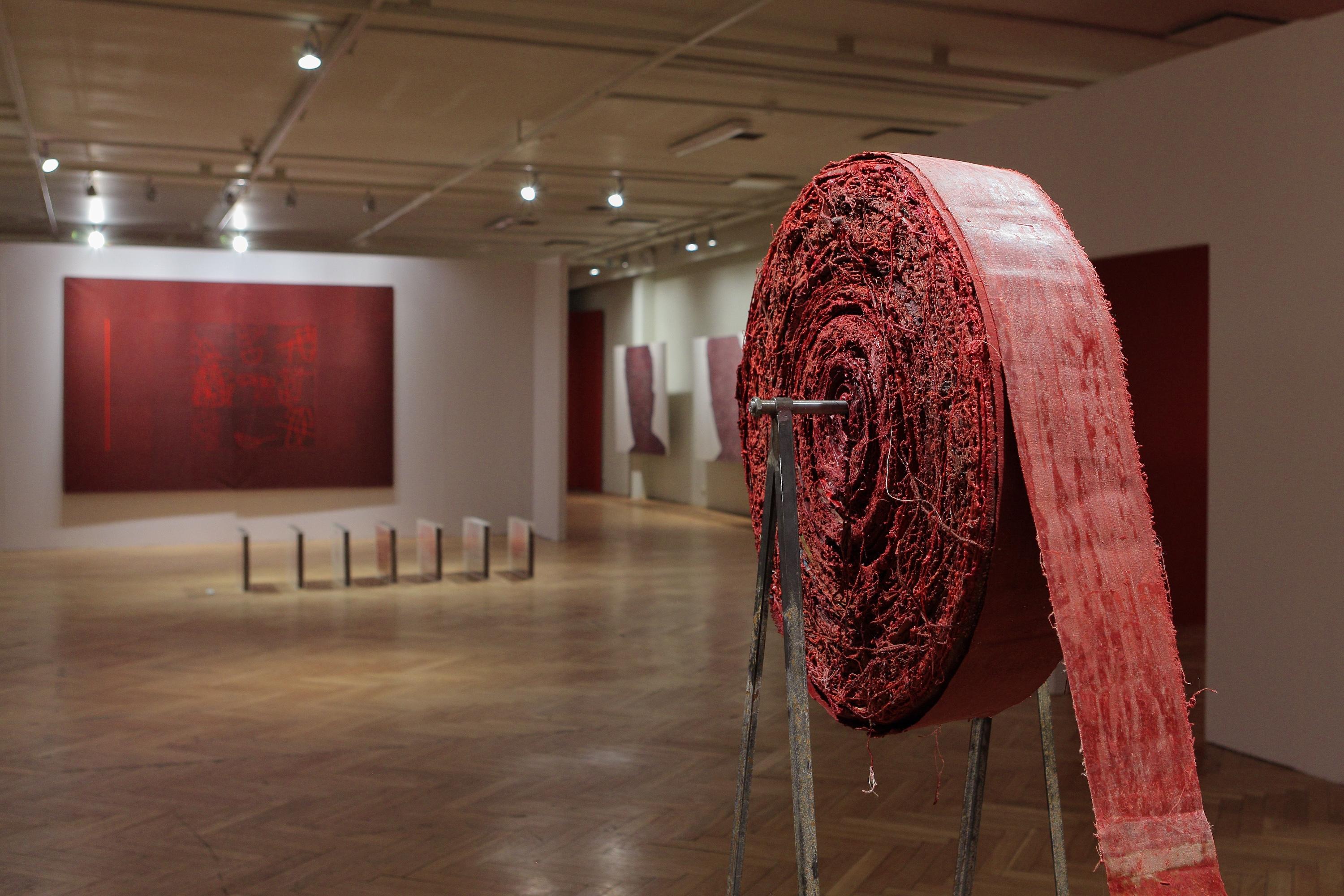 Caput Mortuum - Peinture à l'huile conceptuelle, frêne et poussière de marbre sur toile XXL - Rouge Abstract Painting par Krzysztof Gliszczyński