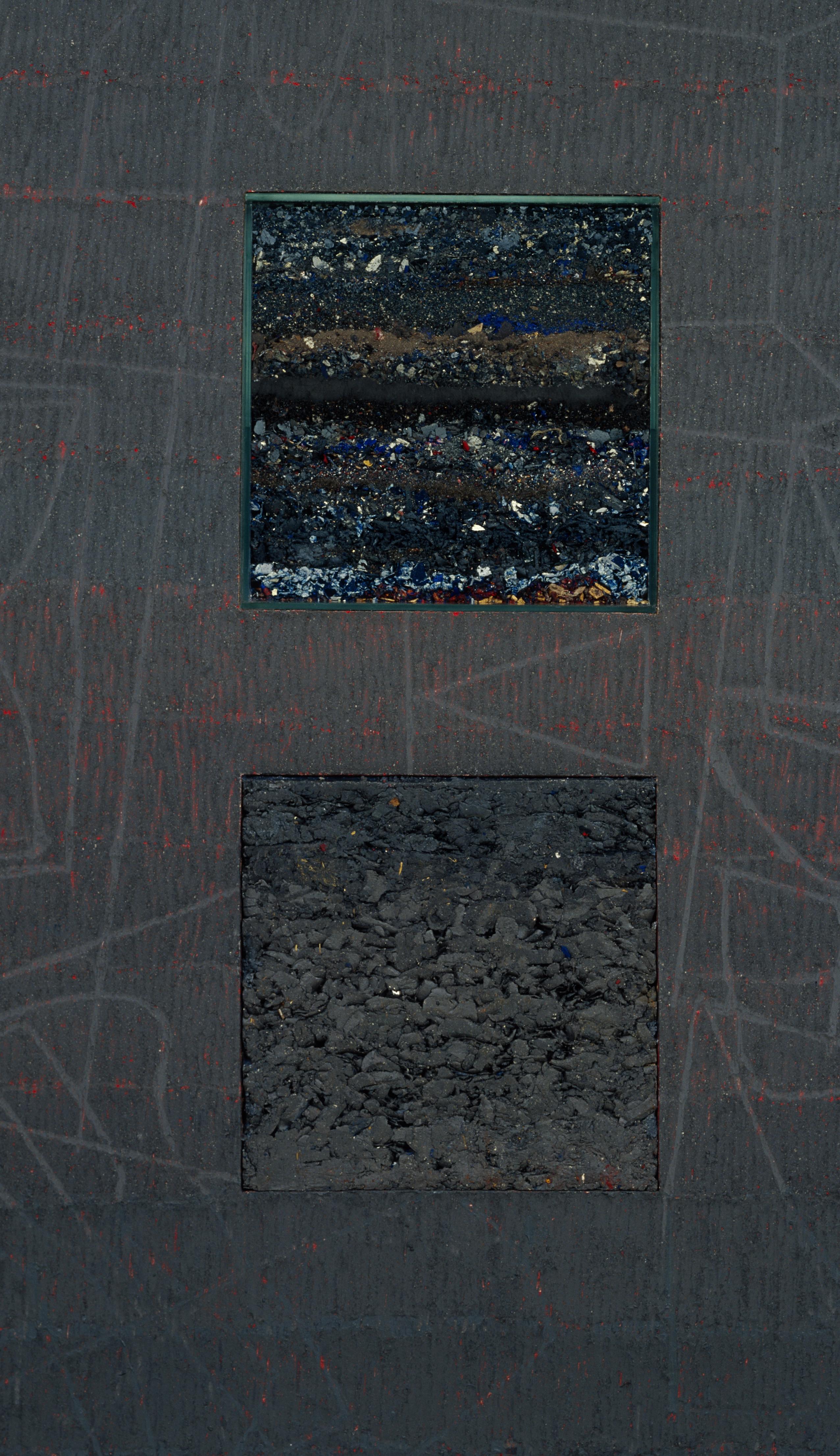 Graues Objekt, Serie Urnen – Enkaustik-Ölgemälde, Marmorstaub-Aschenbecher auf Holz (Schwarz), Abstract Painting, von Krzysztof Gliszczyński