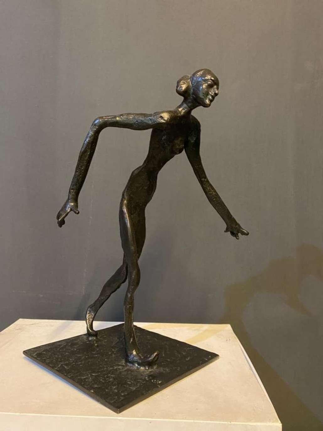 Ramp-Figur, Bronzeskulptur, schwarze Farbe von moderner indischer Künstlerin, „Auf Lager“