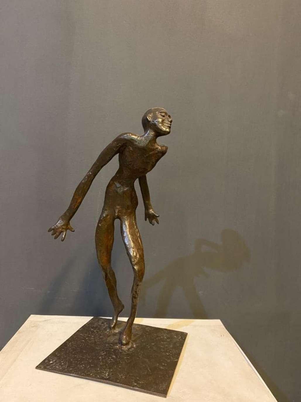 Ramp-Figur, Bronzeskulptur, schwarze Farbe von moderner indischer Künstlerin, „Auf Lager“